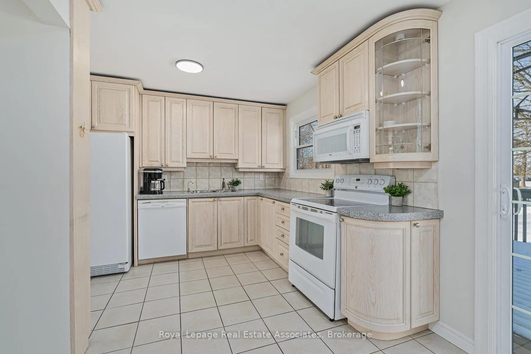 Photo 15 of 358 Mcnabb Crescent, Milton, Dorset Park — HOMEH