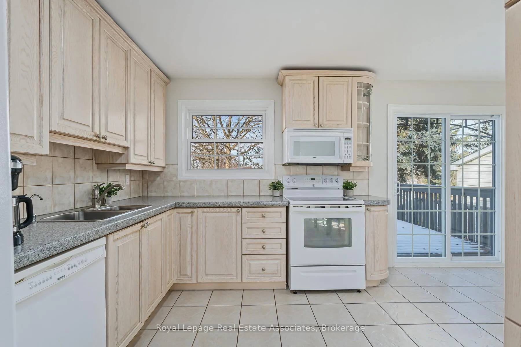 Photo 16 of 358 Mcnabb Crescent, Milton, Dorset Park — HOMEH