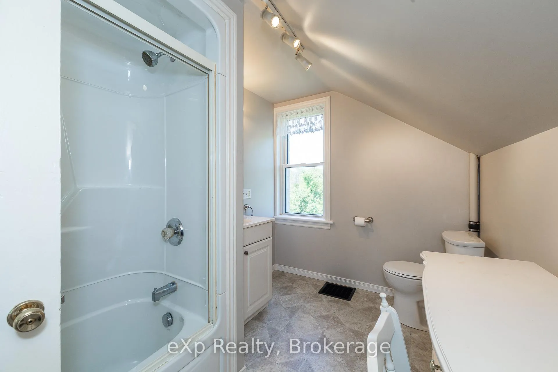 Photo 25 of 317517 6 & 10 Highway, Meaford — HOMEH