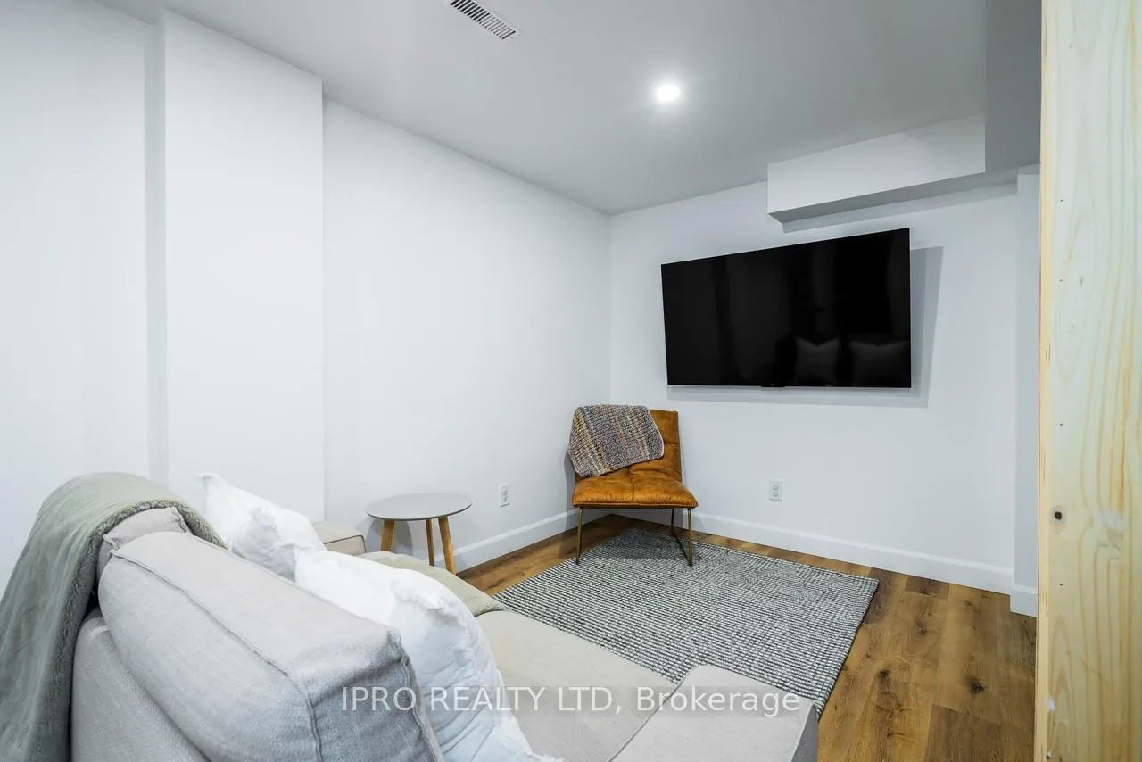 Photo 25 of 19 Reid Crescent, Collingwood — HOMEH