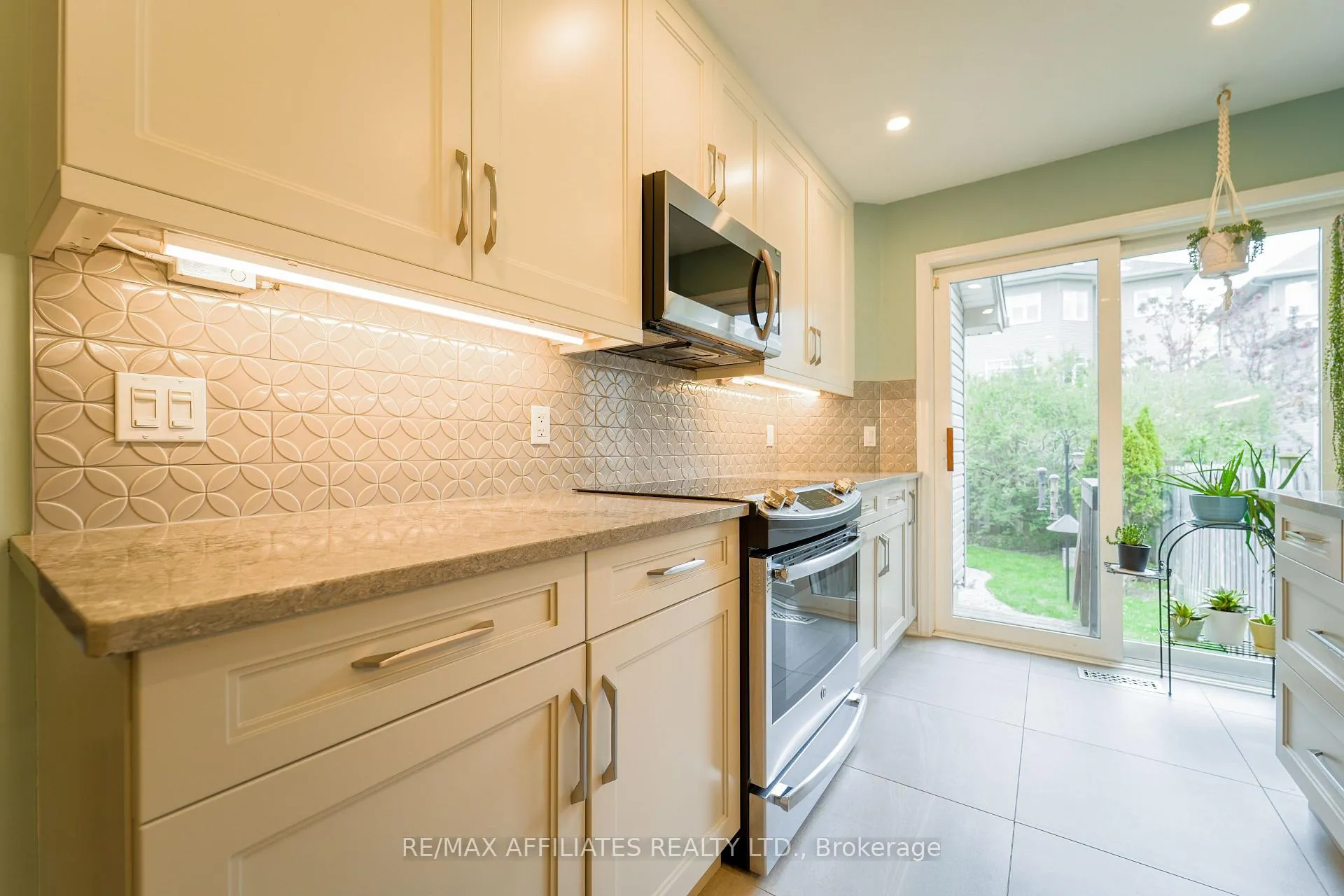 Photo 13 of 47 Saddlesmith Circle, Ottawa, Kanata - Emerald Meadows/Trailwest — HOMEH