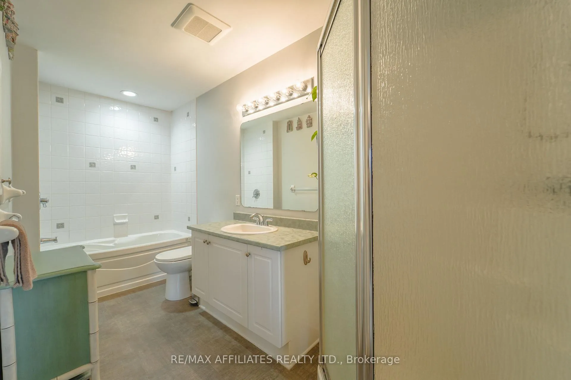 Photo 20 of 47 Saddlesmith Circle, Ottawa, Kanata - Emerald Meadows/Trailwest — HOMEH