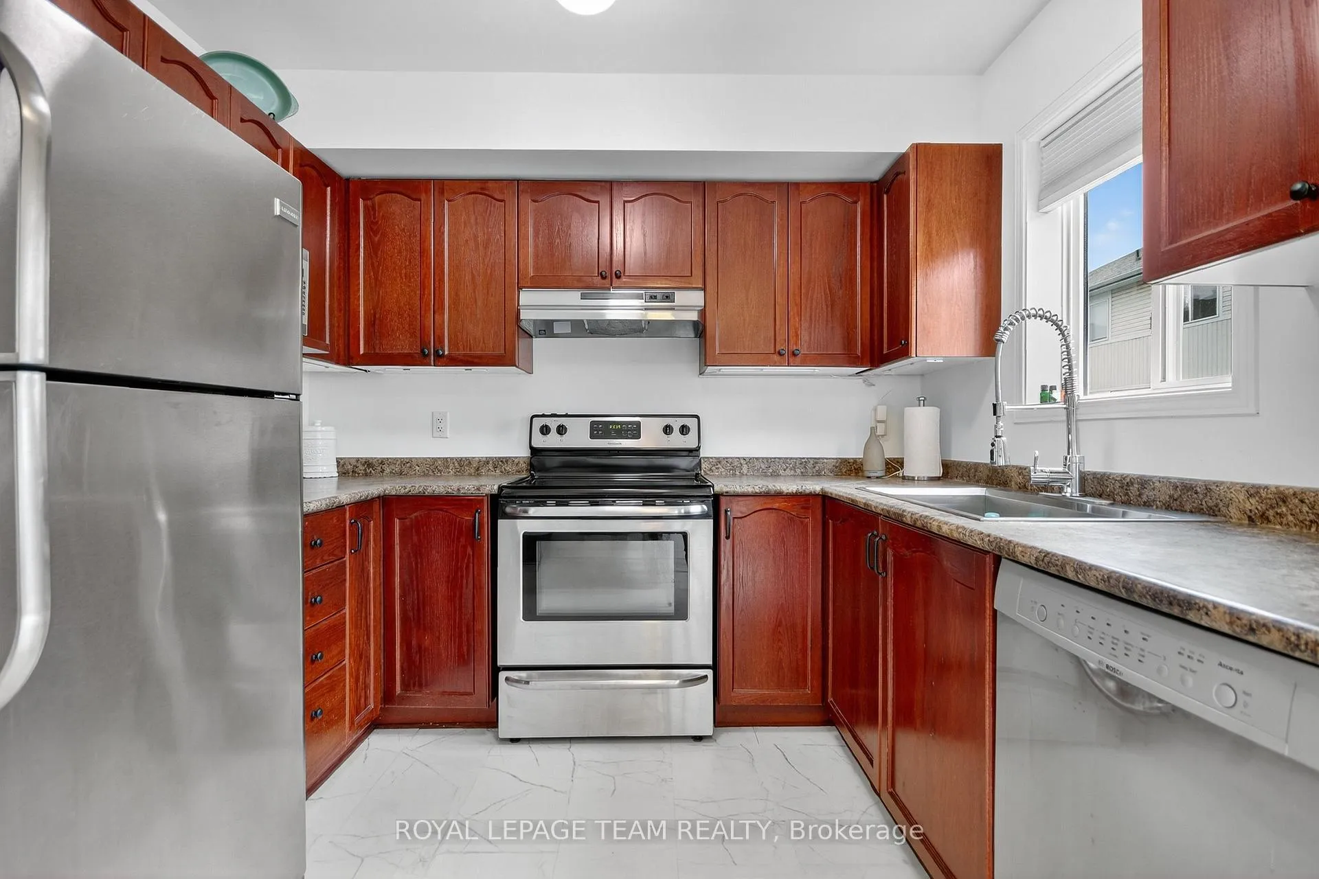 Photo 10 of 114 Wharhol Private, Ottawa, Westcliffe Estates — HOMEH