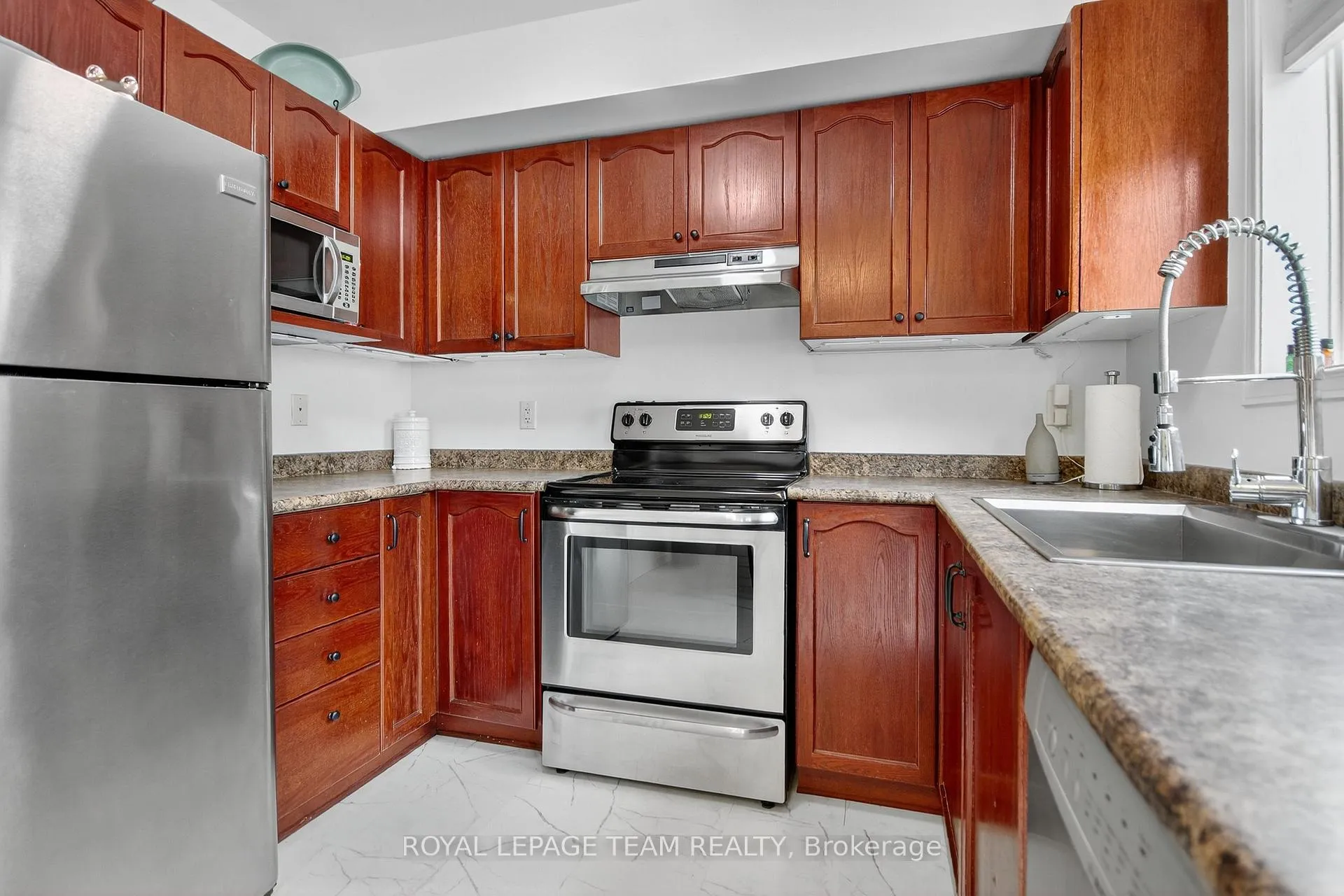 Photo 11 of 114 Wharhol Private, Ottawa, Westcliffe Estates — HOMEH
