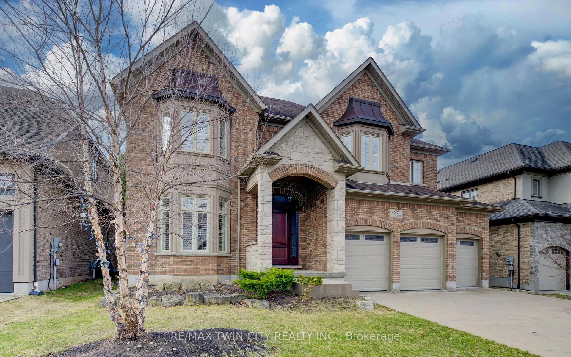 Photo 2 of 20 Jacob Gingrich Drive, Kitchener — HOMEH
