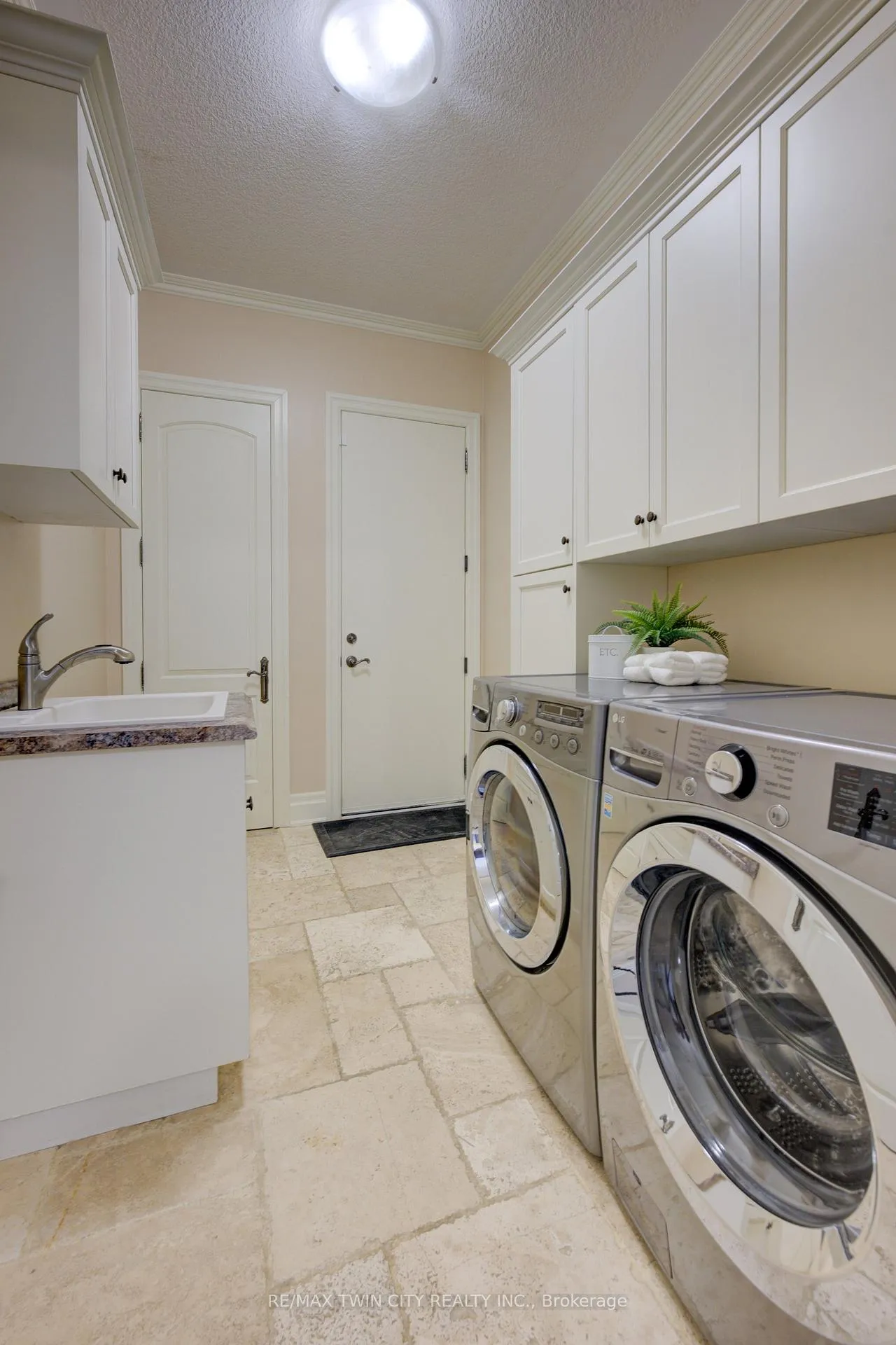Photo 21 of 20 Jacob Gingrich Drive, Kitchener — HOMEH