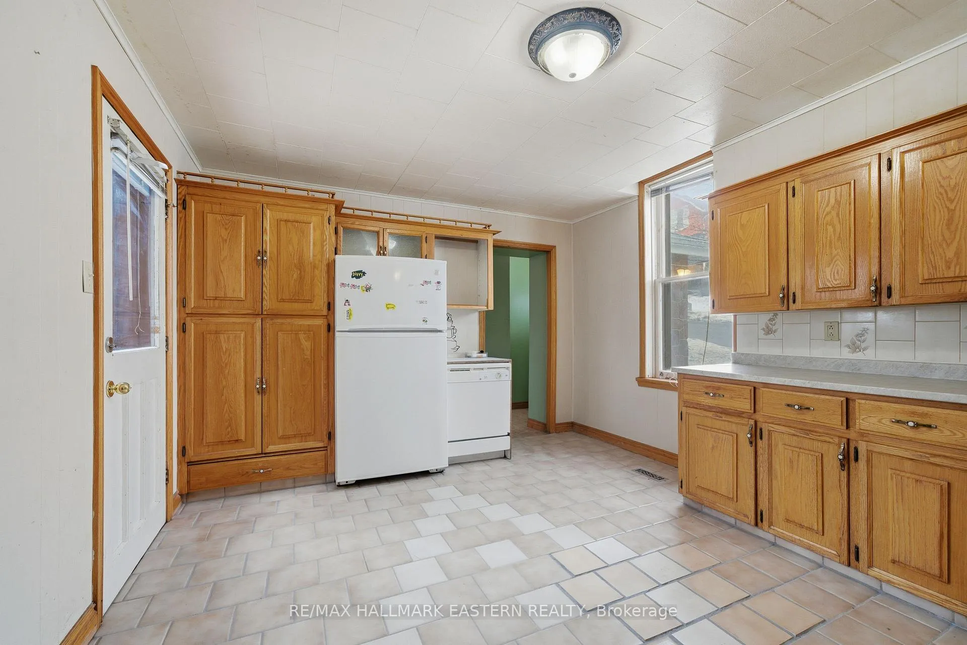 Photo 11 of 597 Bethune Street, Peterborough, Town Ward 3 — HOMEH