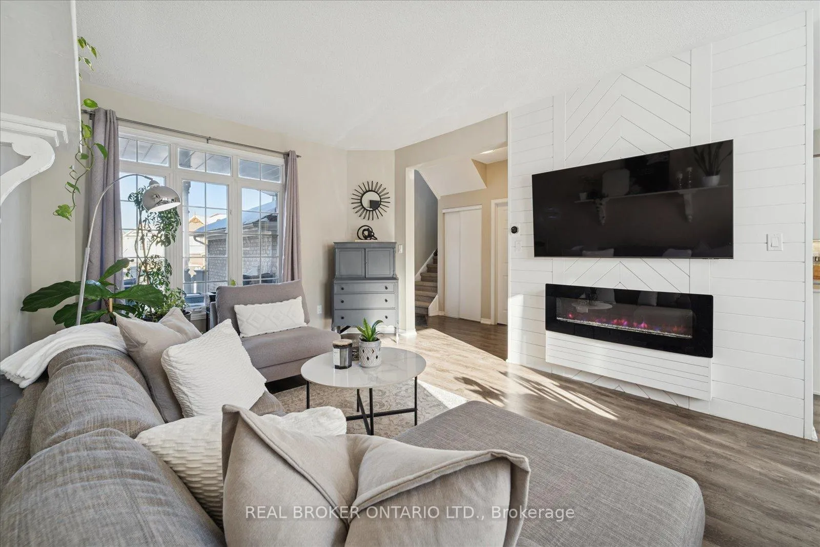 Photo 7 of 1053 Timberland Crescent, Oshawa, Pinecrest — HOMEH