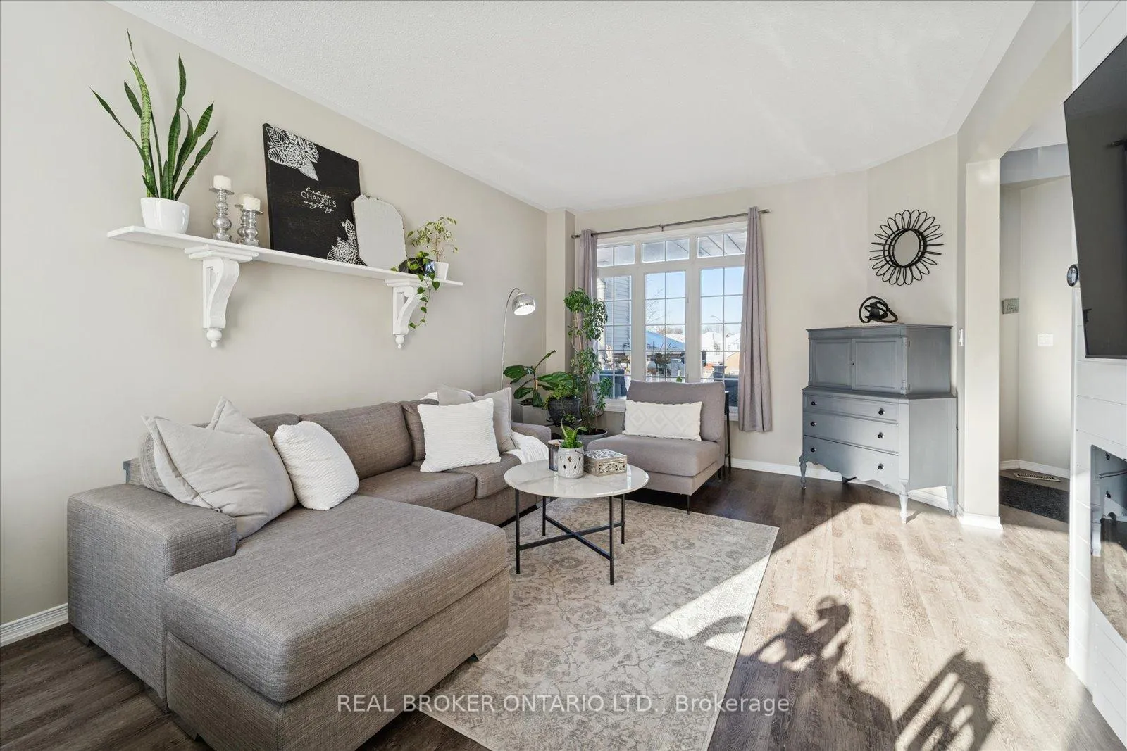 Photo 9 of 1053 Timberland Crescent, Oshawa, Pinecrest — HOMEH
