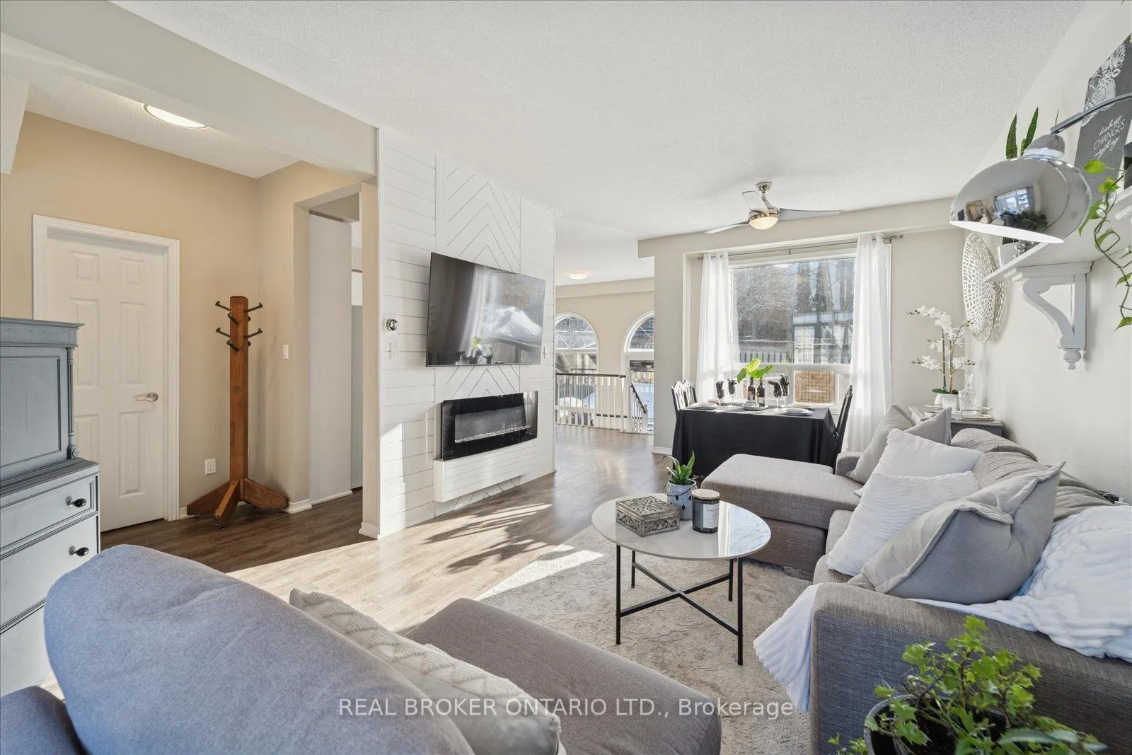 Photo 10 of 1053 Timberland Crescent, Oshawa, Pinecrest — HOMEH