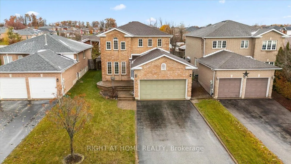 Photo 3 of 7 Michael Crescent, Barrie, East Bayfield — HOMEH