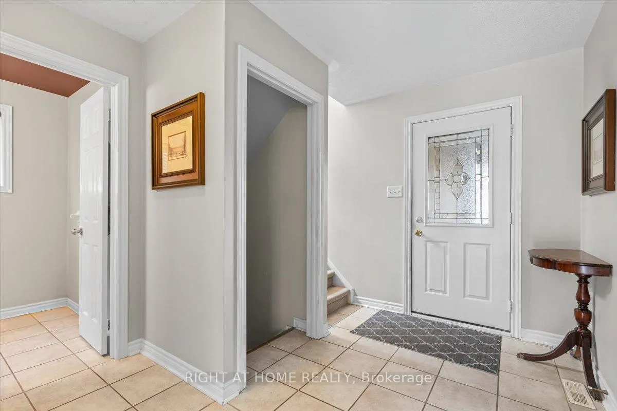 Photo 5 of 7 Michael Crescent, Barrie, East Bayfield — HOMEH
