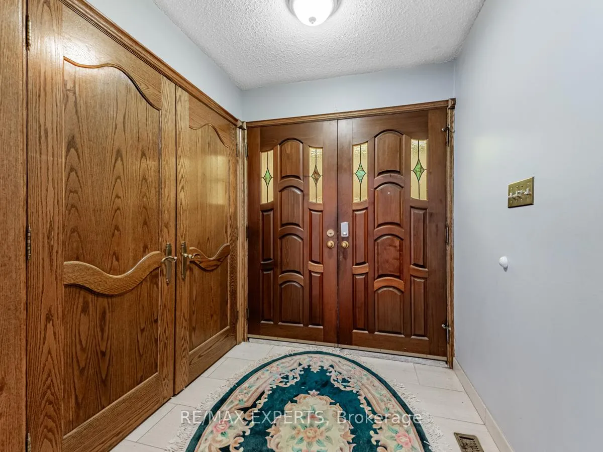 Photo 4 of 12 Arrowhead Drive, Vaughan, East Woodbridge — HOMEH