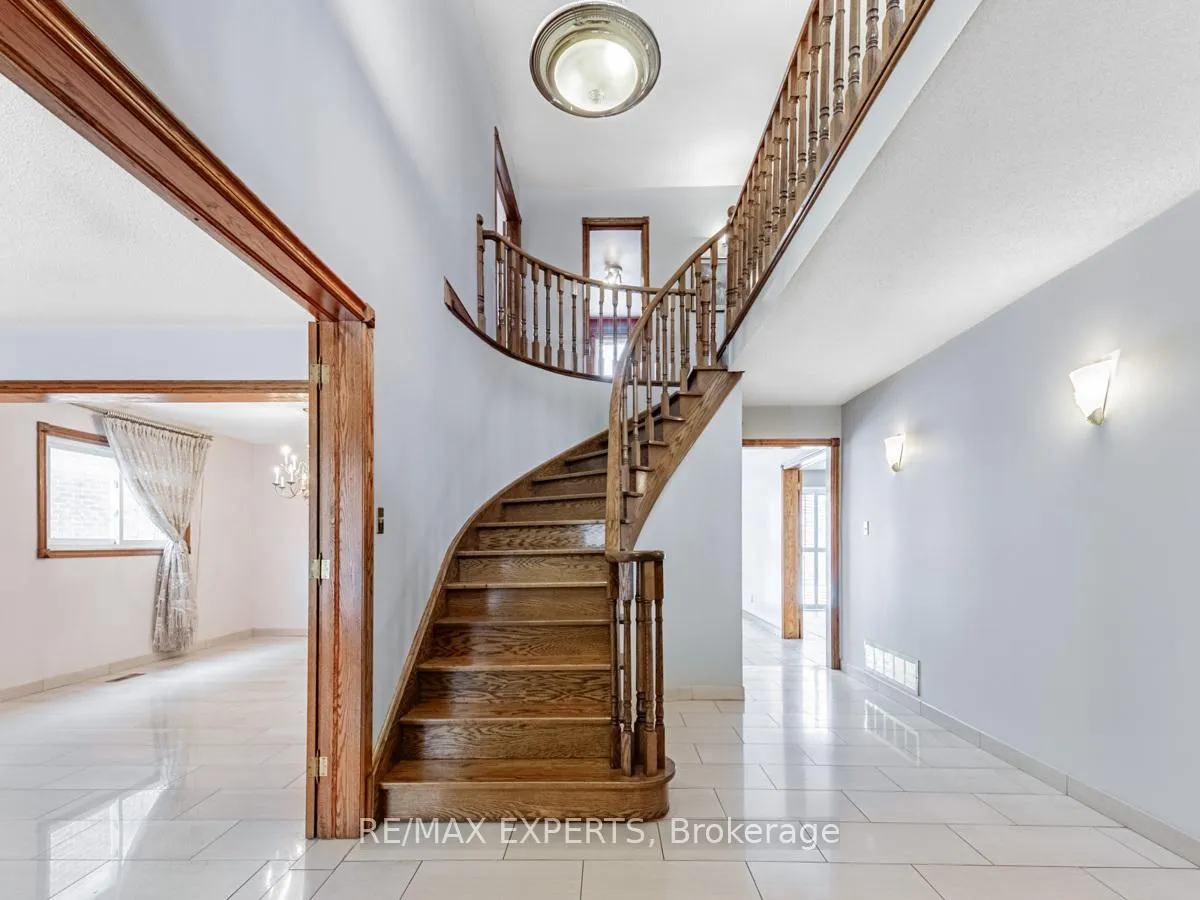 Photo 5 of 12 Arrowhead Drive, Vaughan, East Woodbridge — HOMEH