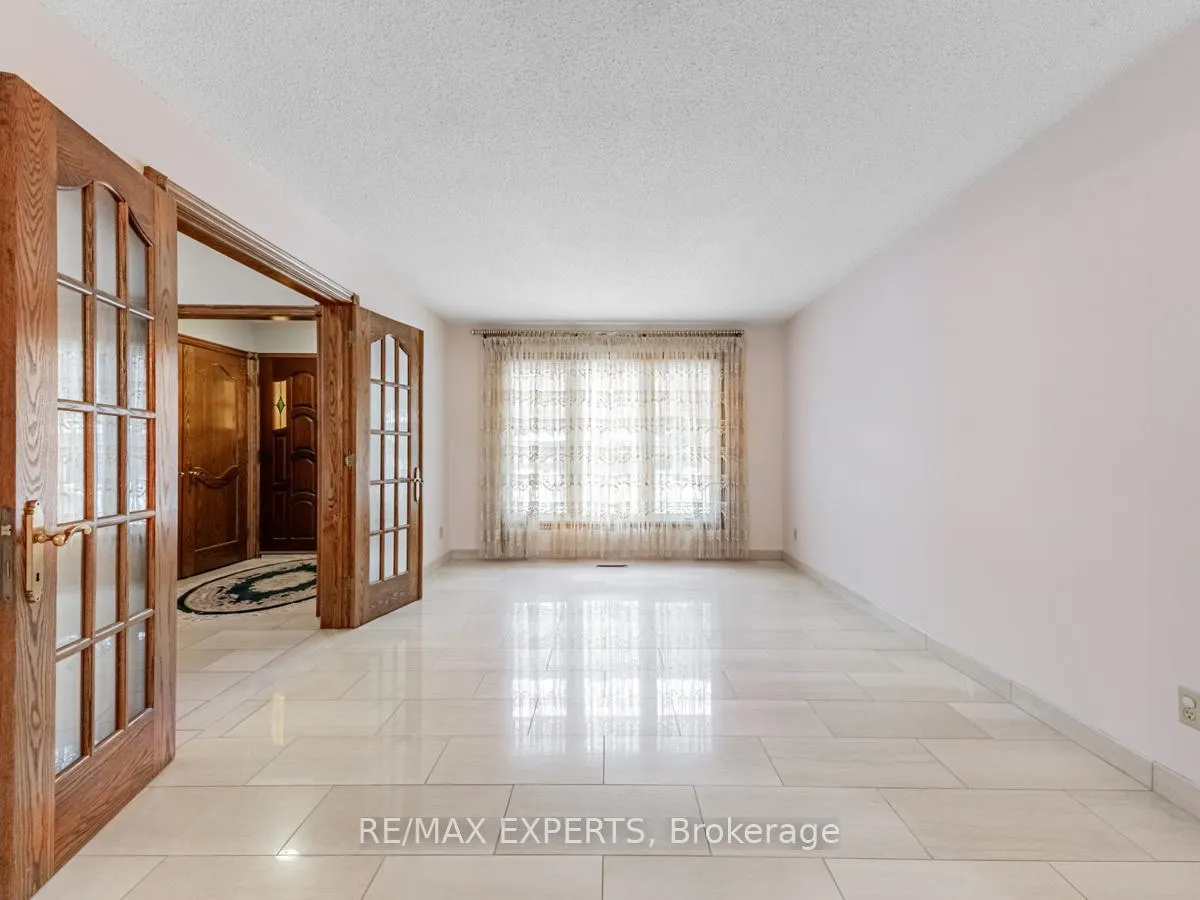 Photo 6 of 12 Arrowhead Drive, Vaughan, East Woodbridge — HOMEH