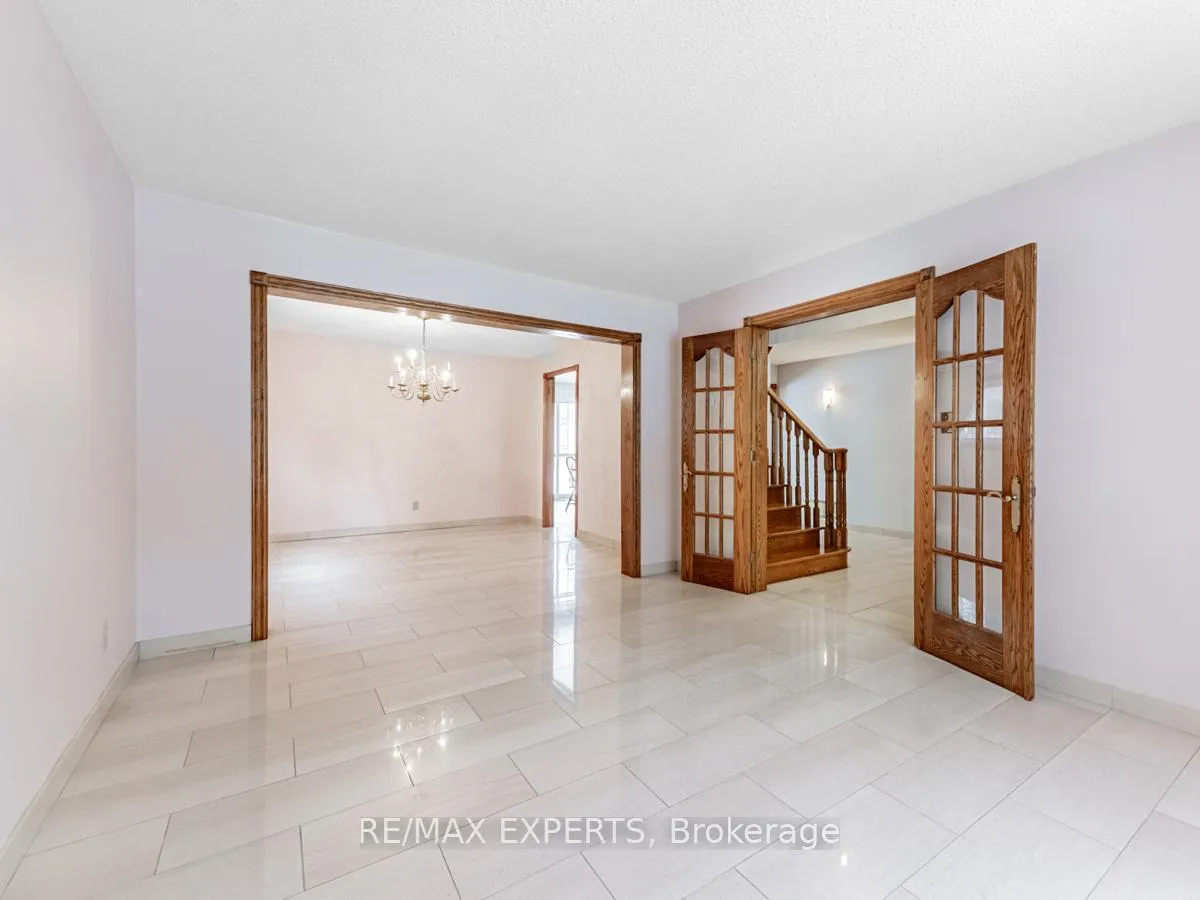 Photo 7 of 12 Arrowhead Drive, Vaughan, East Woodbridge — HOMEH