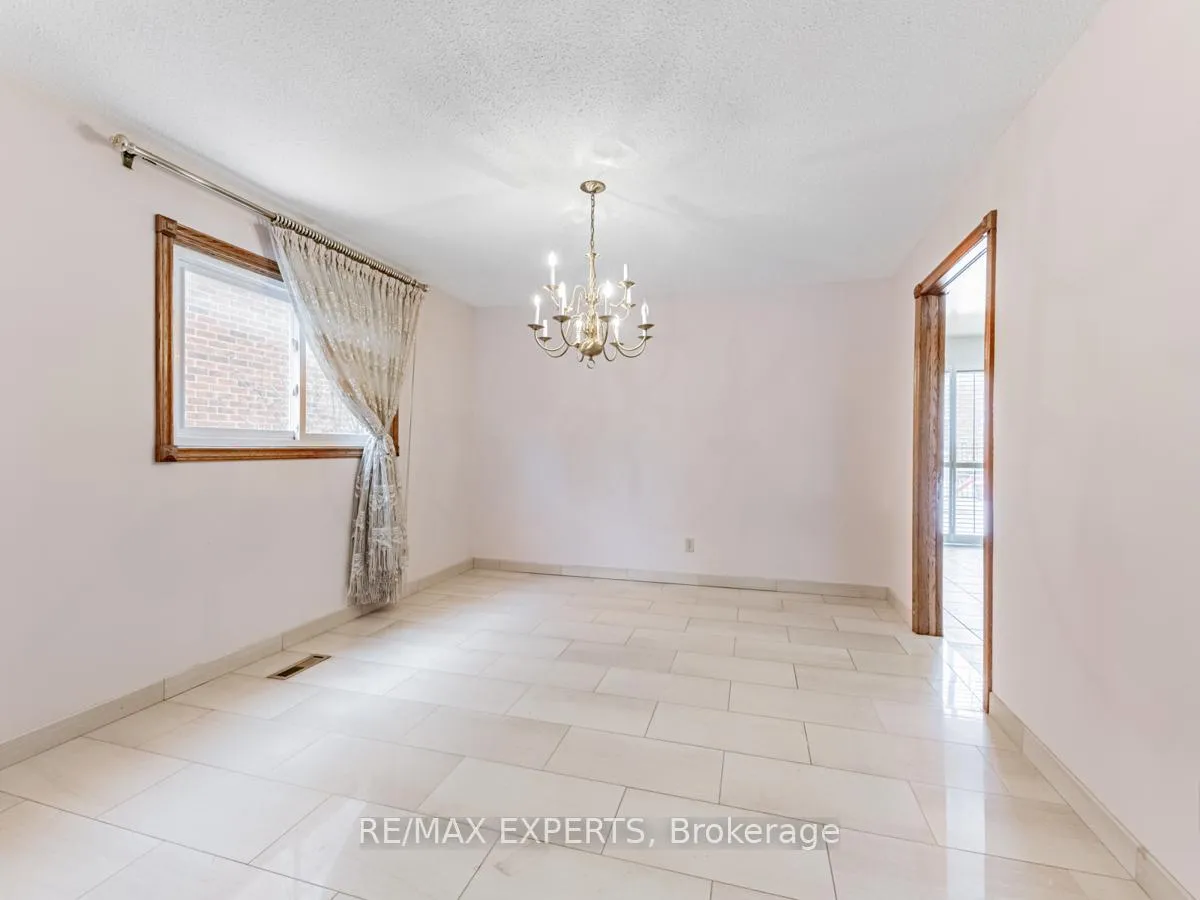 Photo 8 of 12 Arrowhead Drive, Vaughan, East Woodbridge — HOMEH