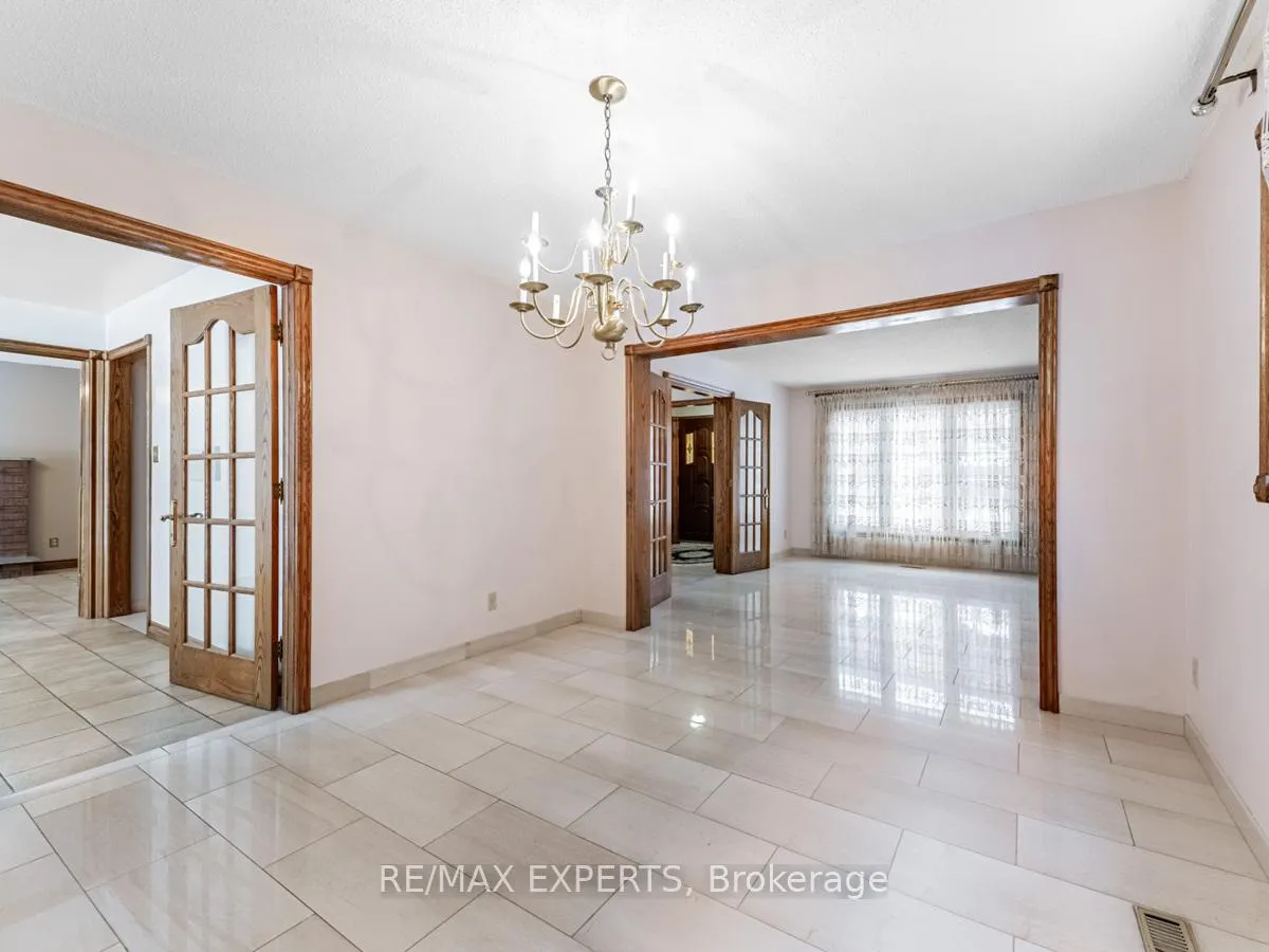 Photo 9 of 12 Arrowhead Drive, Vaughan, East Woodbridge — HOMEH