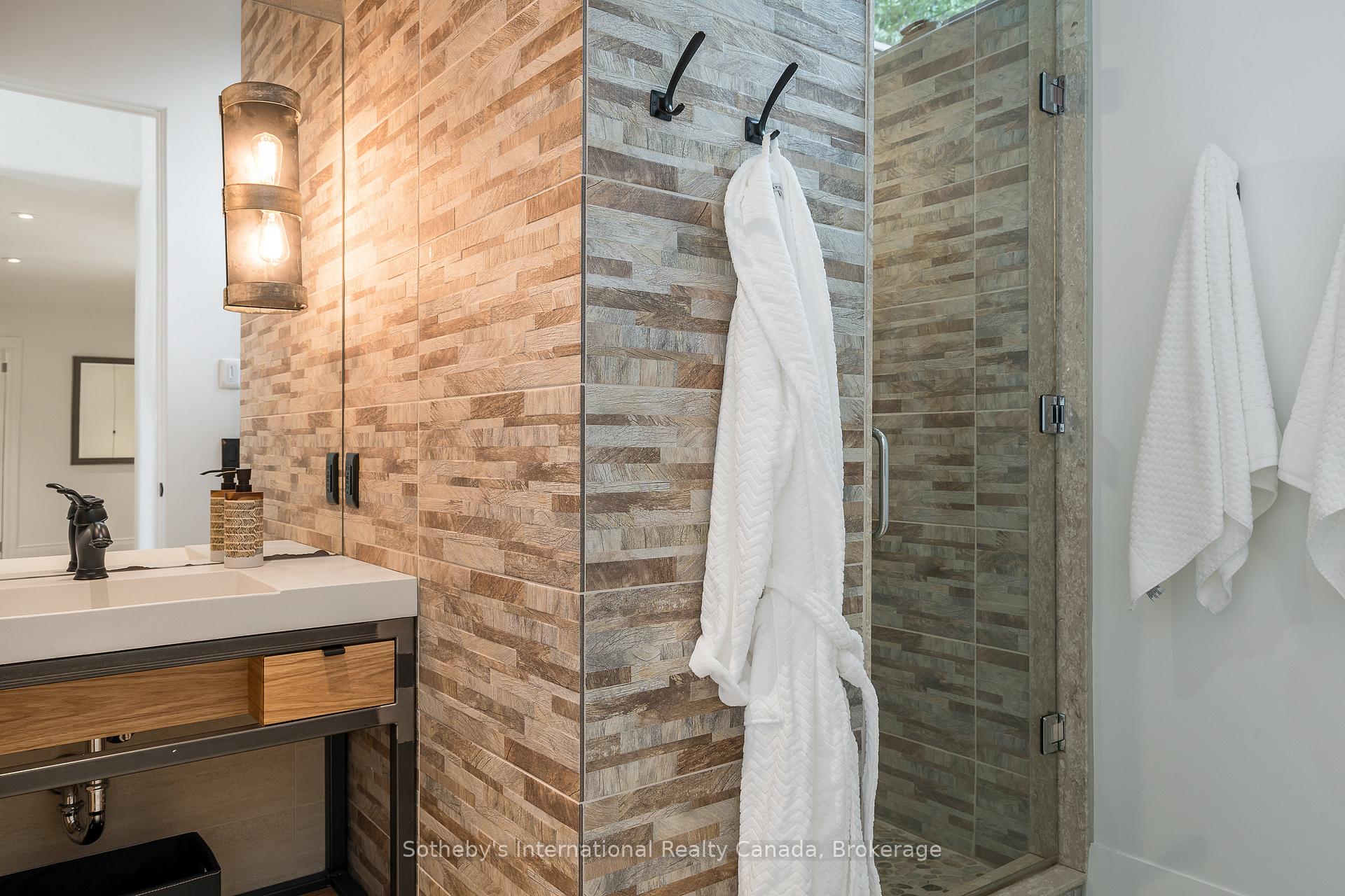 Photo 3 of 164 Bartlett Boulevard, Collingwood — HOMEH