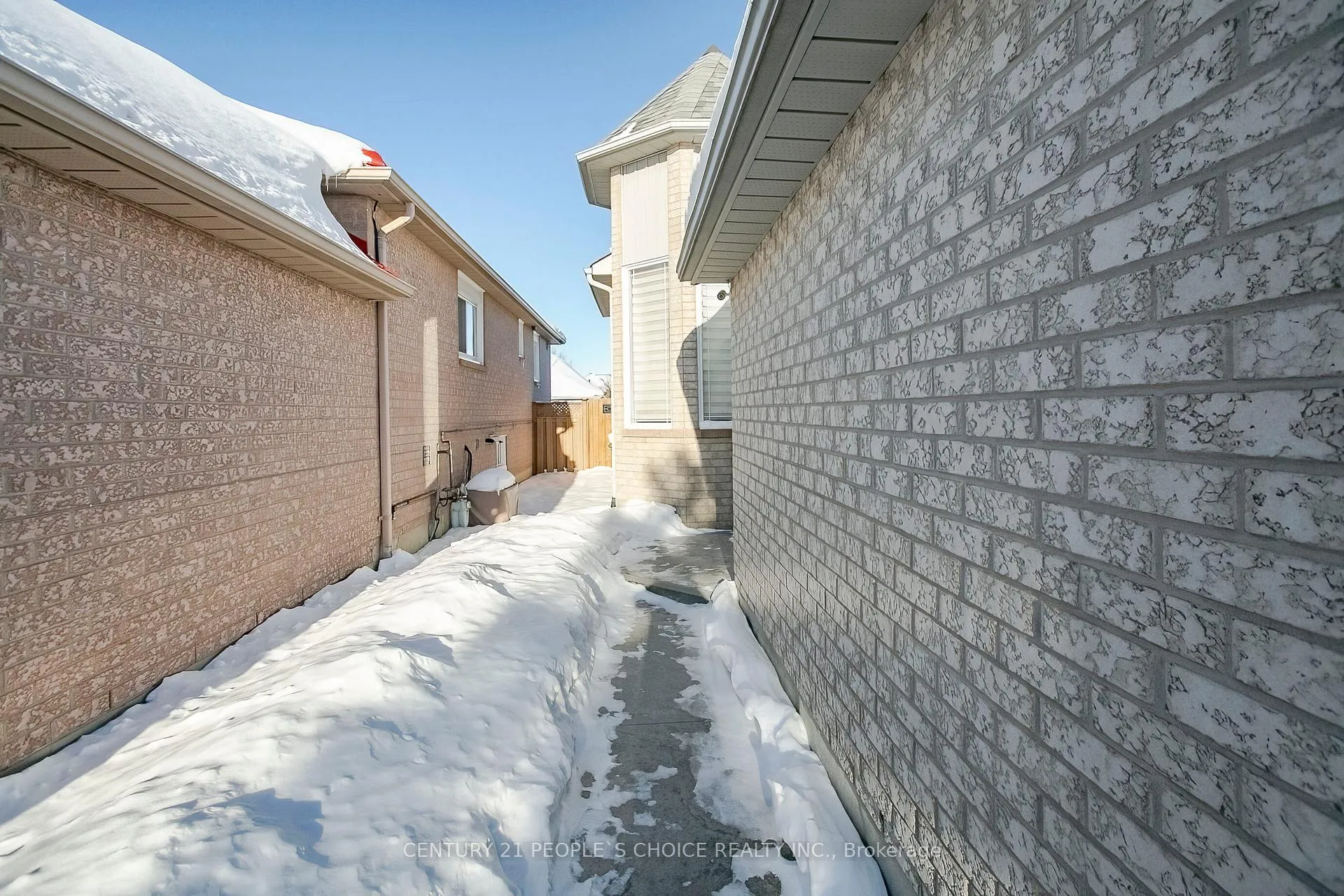 Photo 4 of 23 Silkwood Crescent, Brampton, Brampton West — HOMEH