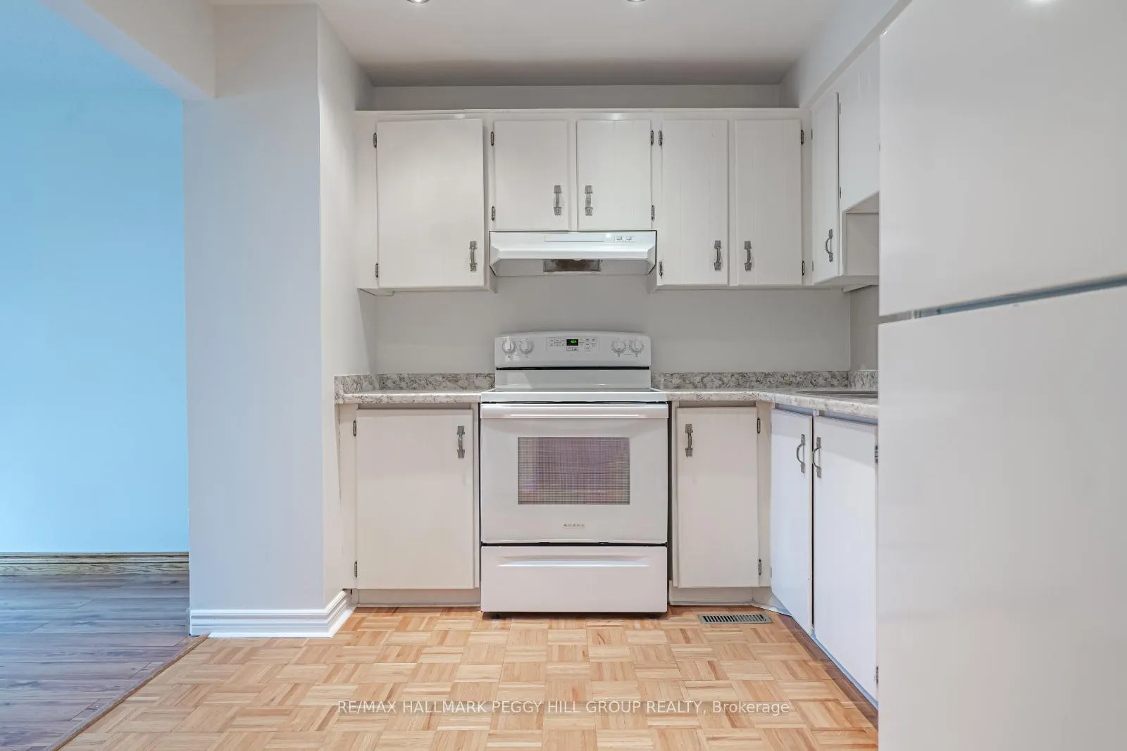 Photo 5 of 94 Christie Crescent, Barrie, Letitia Heights — HOMEH