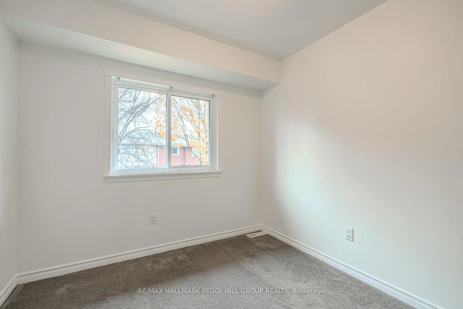 Photo 10 of 94 Christie Crescent, Barrie, Letitia Heights — HOMEH