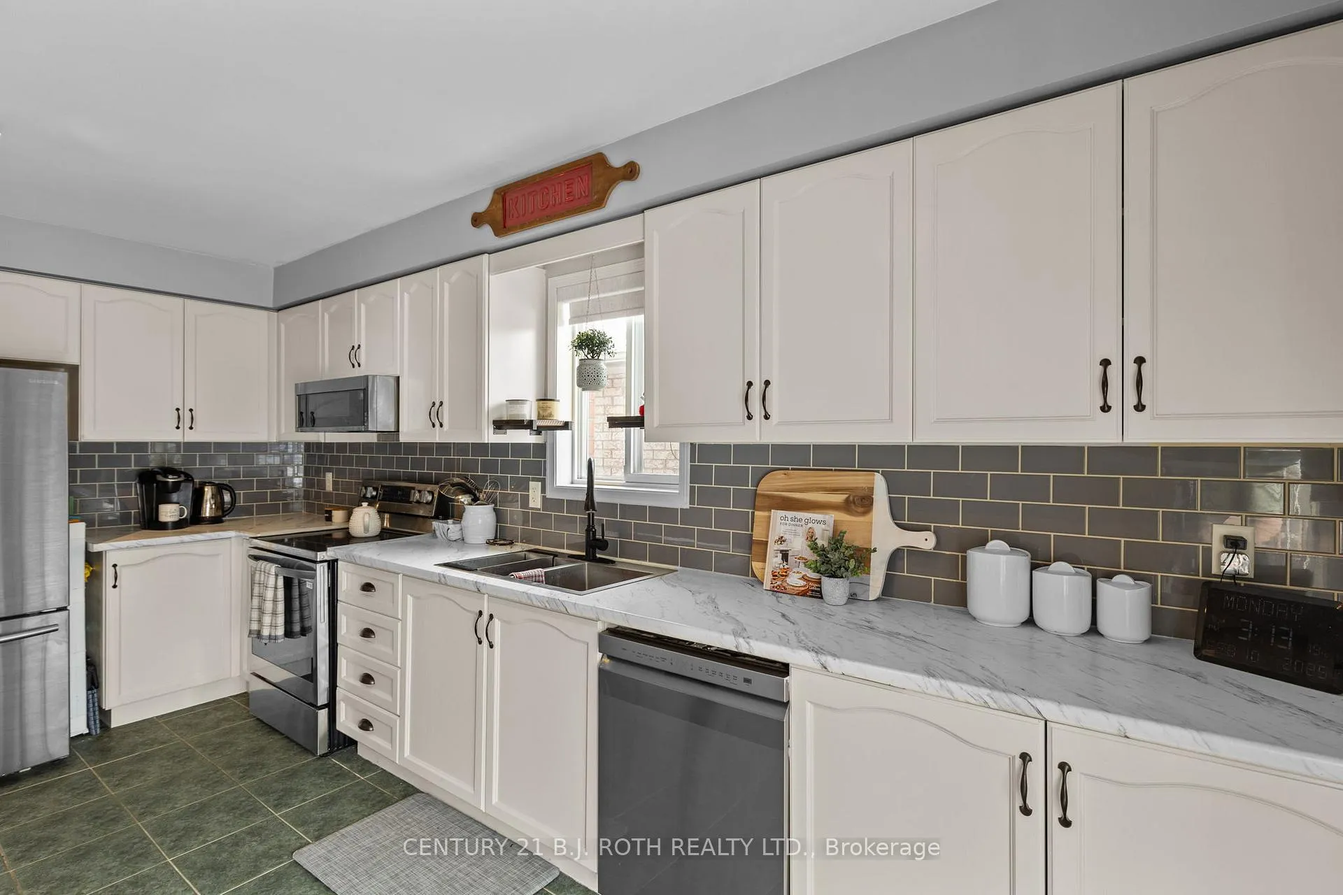 Photo 11 of 21 Ruffet Drive, Barrie, Edgehill Drive — HOMEH