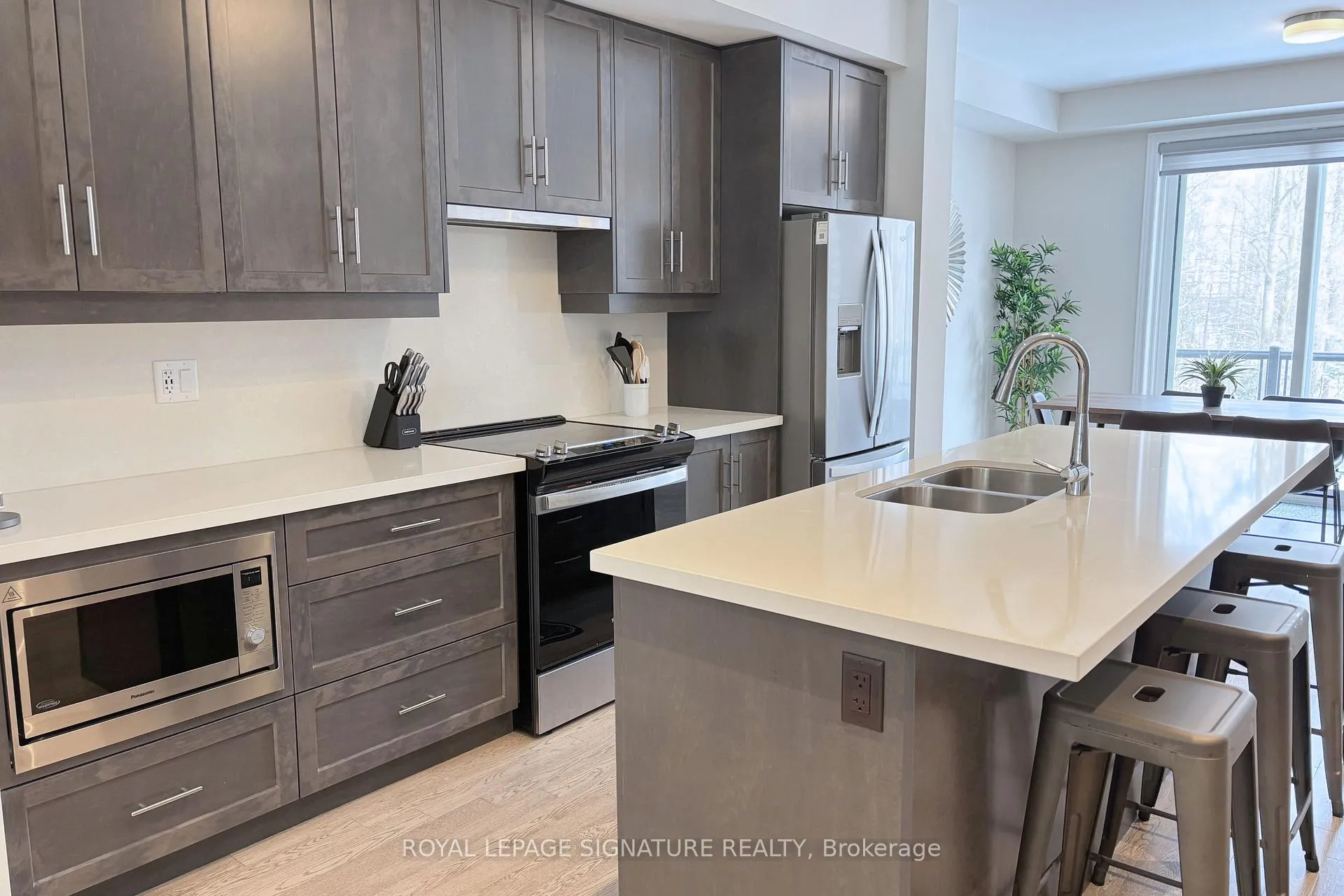 Photo 4 of 63 Folcroft Street, Brampton, Credit Valley — HOMEH