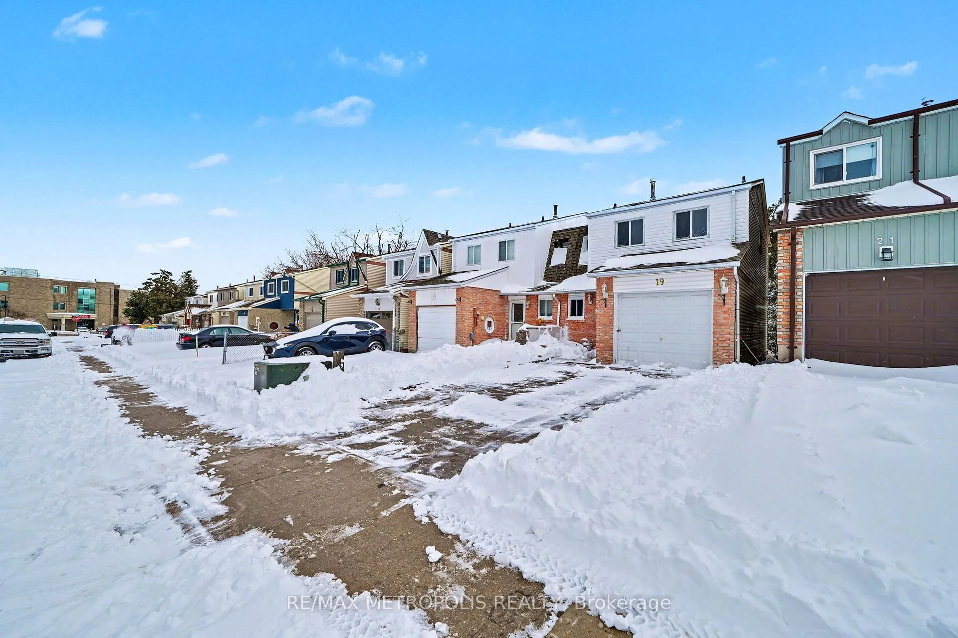 Photo 3 of 19 Robin Court, Barrie, Cundles East — HOMEH