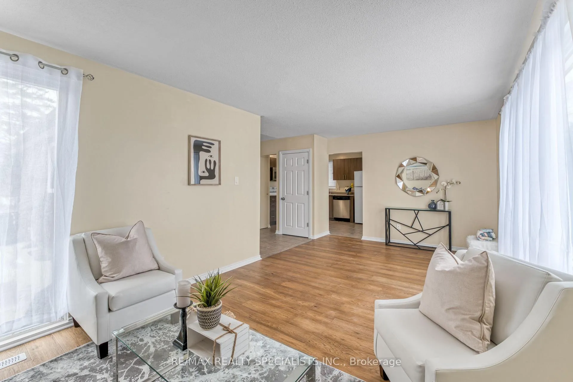 Photo 4 of 198 Folkstone Crescent, Brampton, Southgate — HOMEH