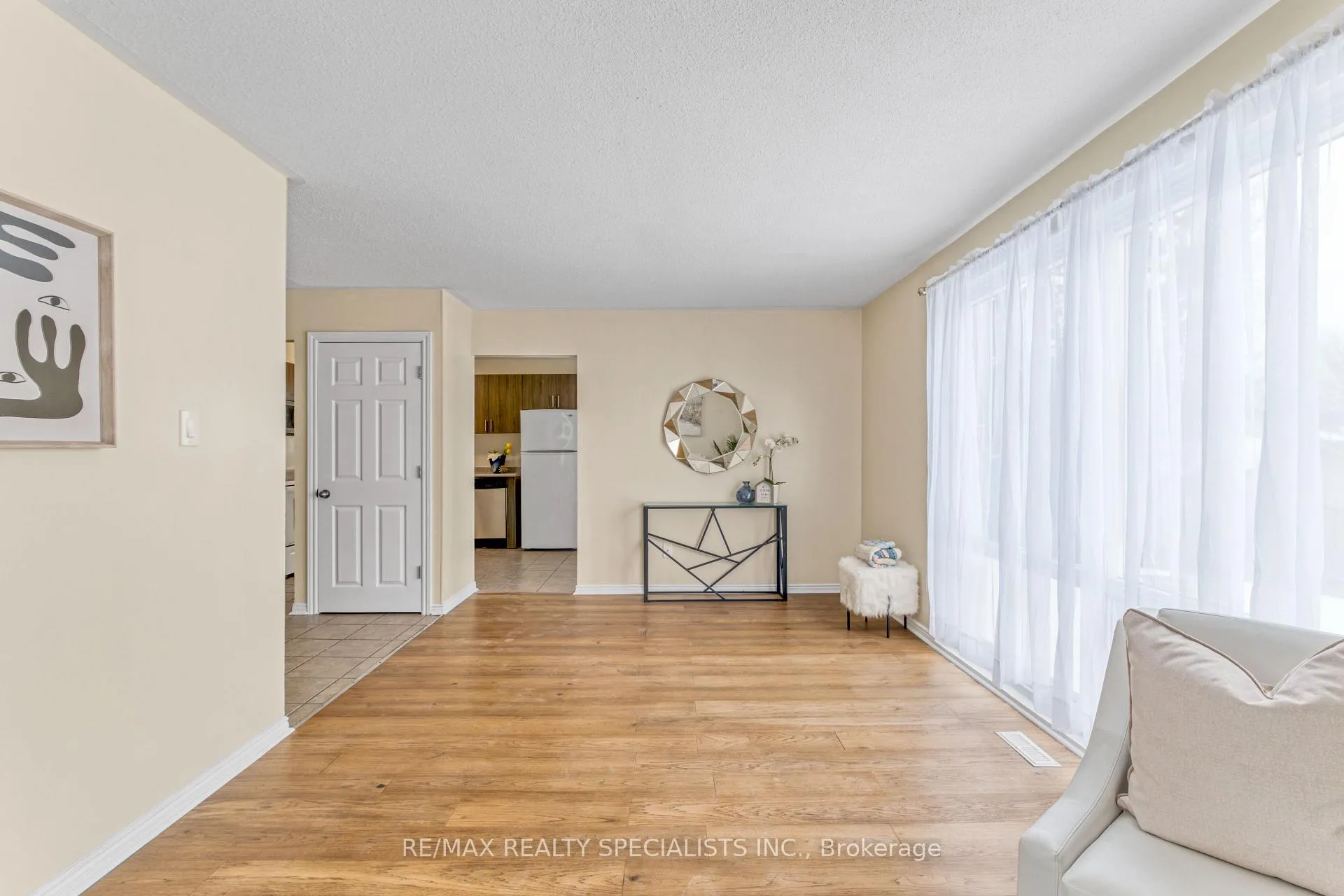 Photo 6 of 198 Folkstone Crescent, Brampton, Southgate — HOMEH