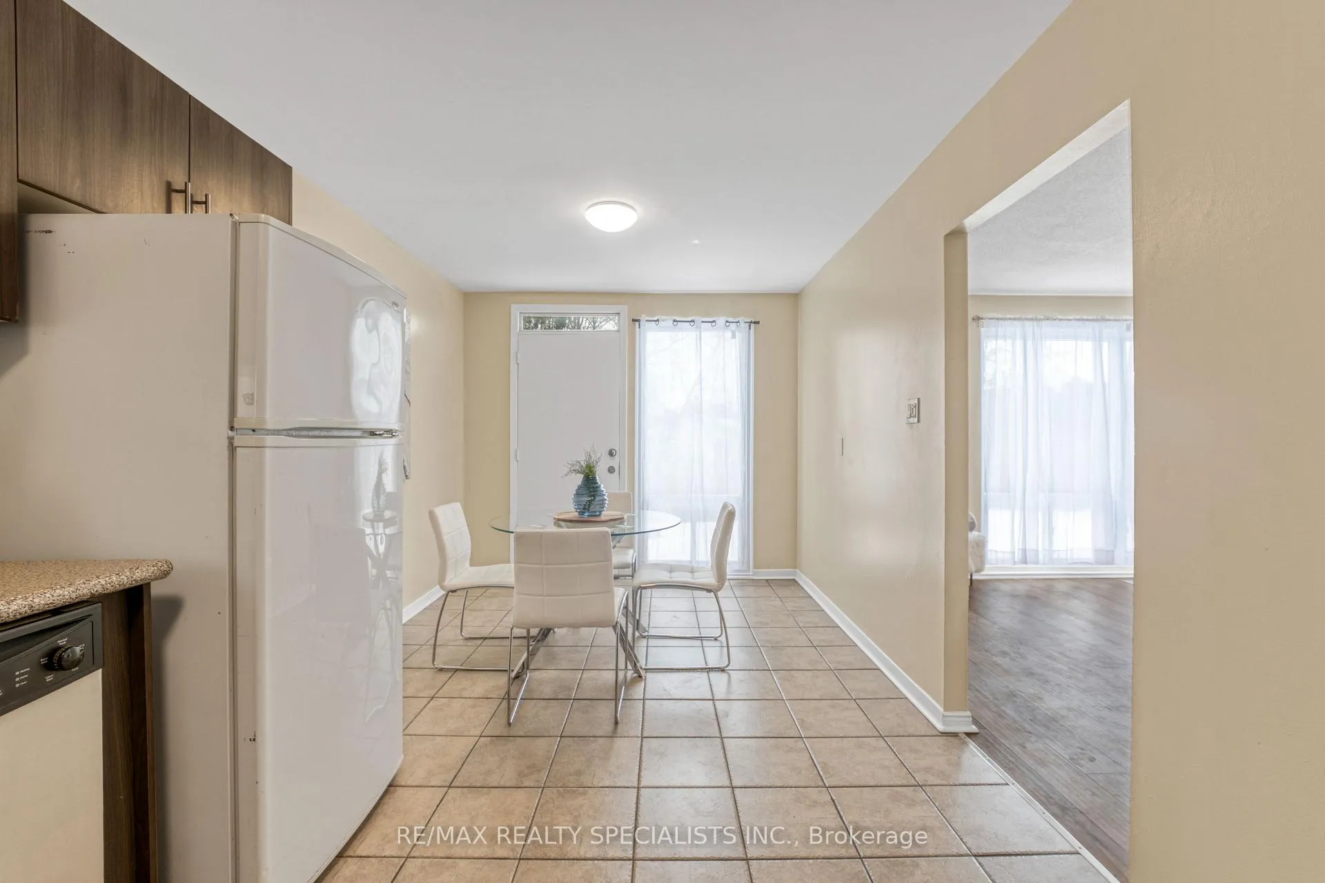 Photo 11 of 198 Folkstone Crescent, Brampton, Southgate — HOMEH