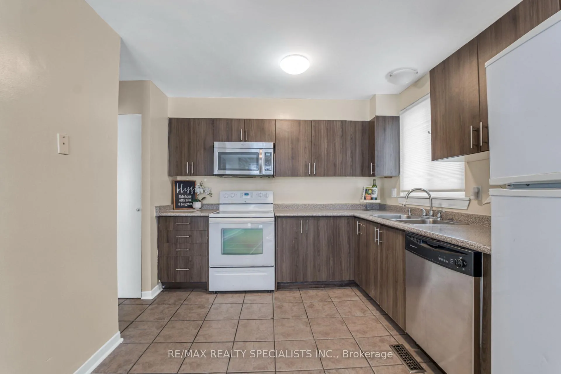 Photo 13 of 198 Folkstone Crescent, Brampton, Southgate — HOMEH