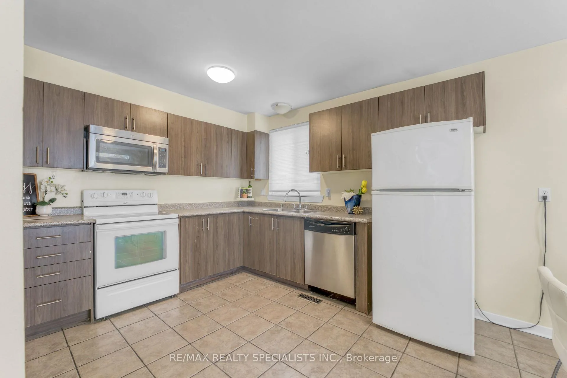 Photo 14 of 198 Folkstone Crescent, Brampton, Southgate — HOMEH