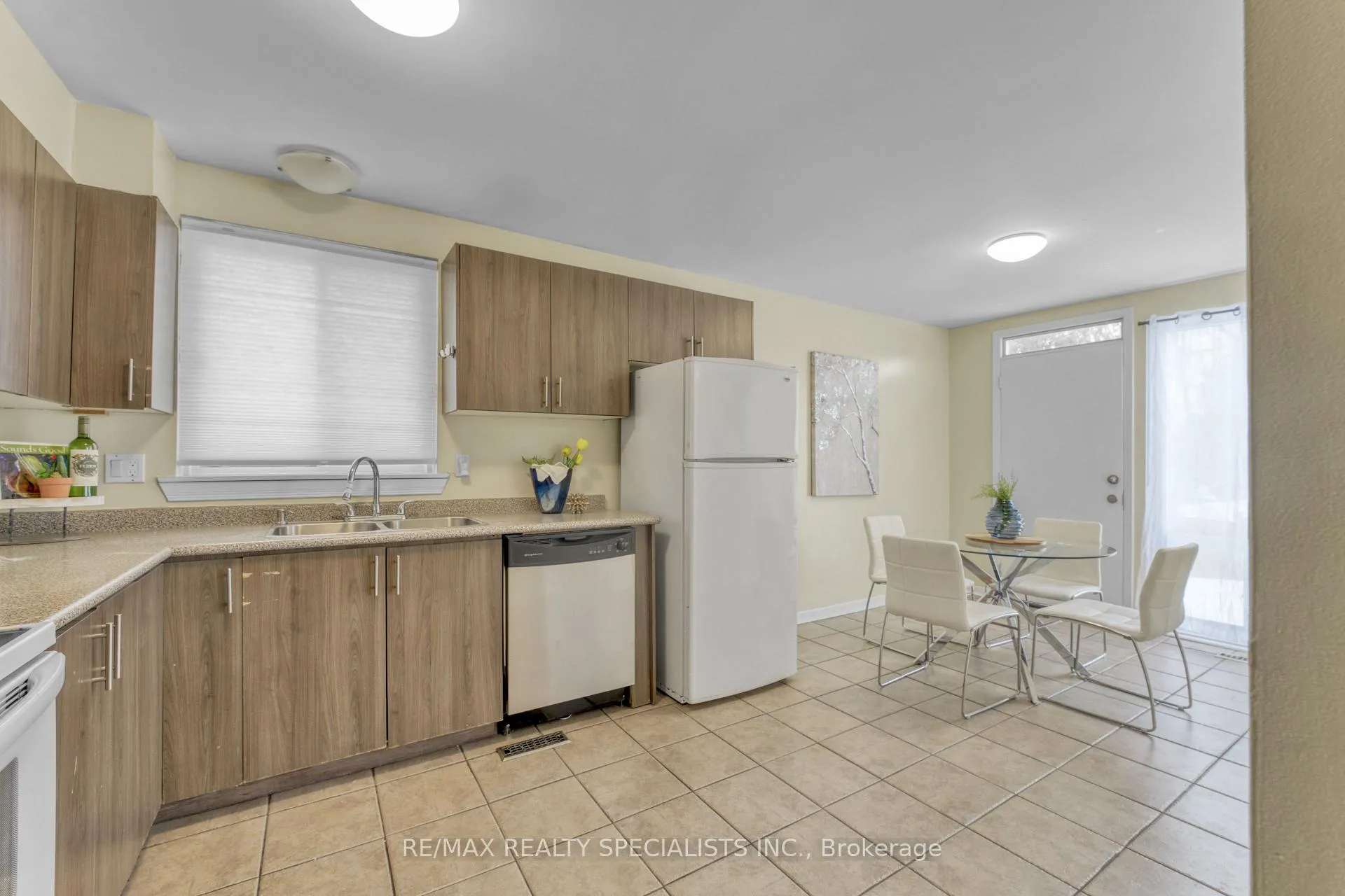 Photo 15 of 198 Folkstone Crescent, Brampton, Southgate — HOMEH
