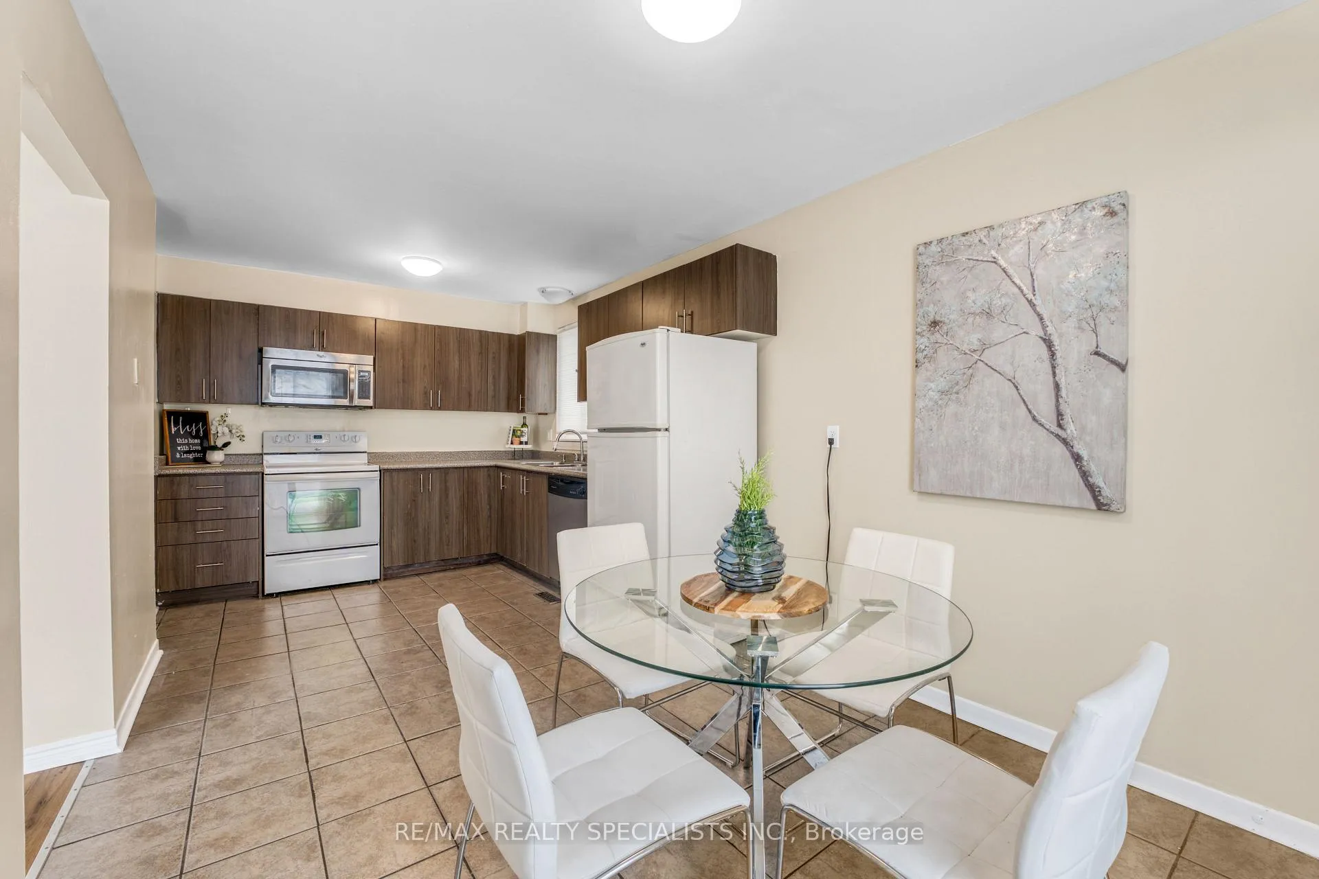 Photo 16 of 198 Folkstone Crescent, Brampton, Southgate — HOMEH