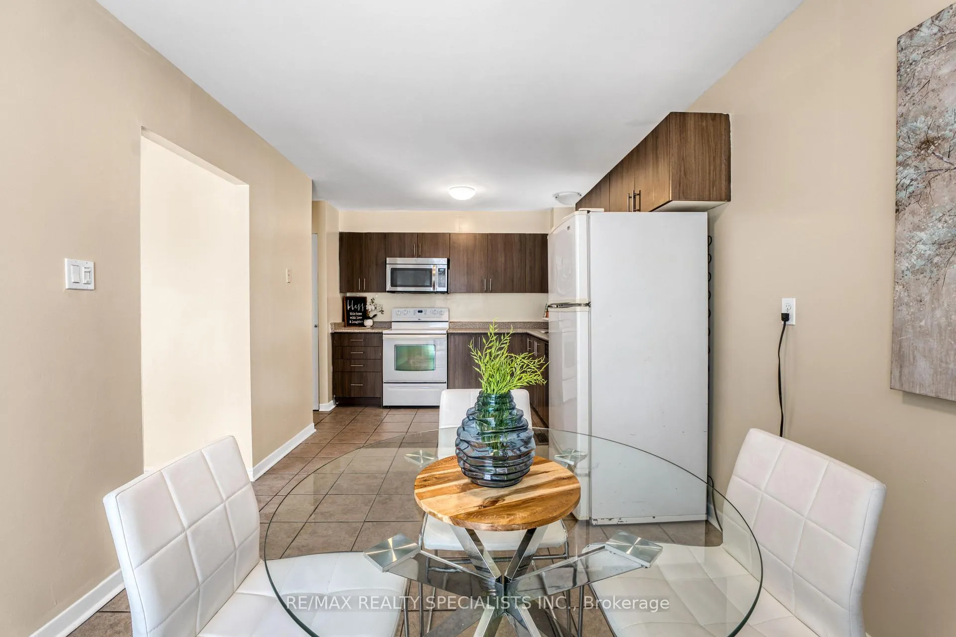 Photo 17 of 198 Folkstone Crescent, Brampton, Southgate — HOMEH