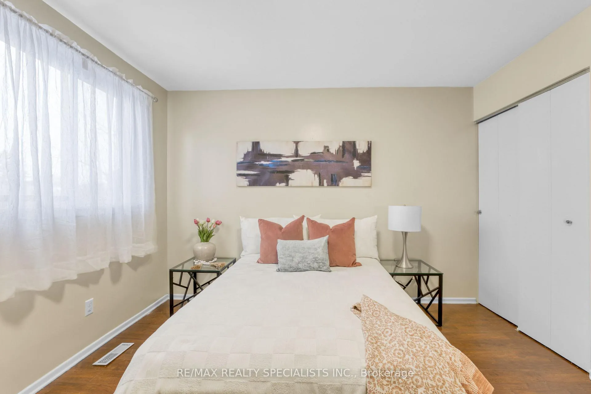 Photo 21 of 198 Folkstone Crescent, Brampton, Southgate — HOMEH