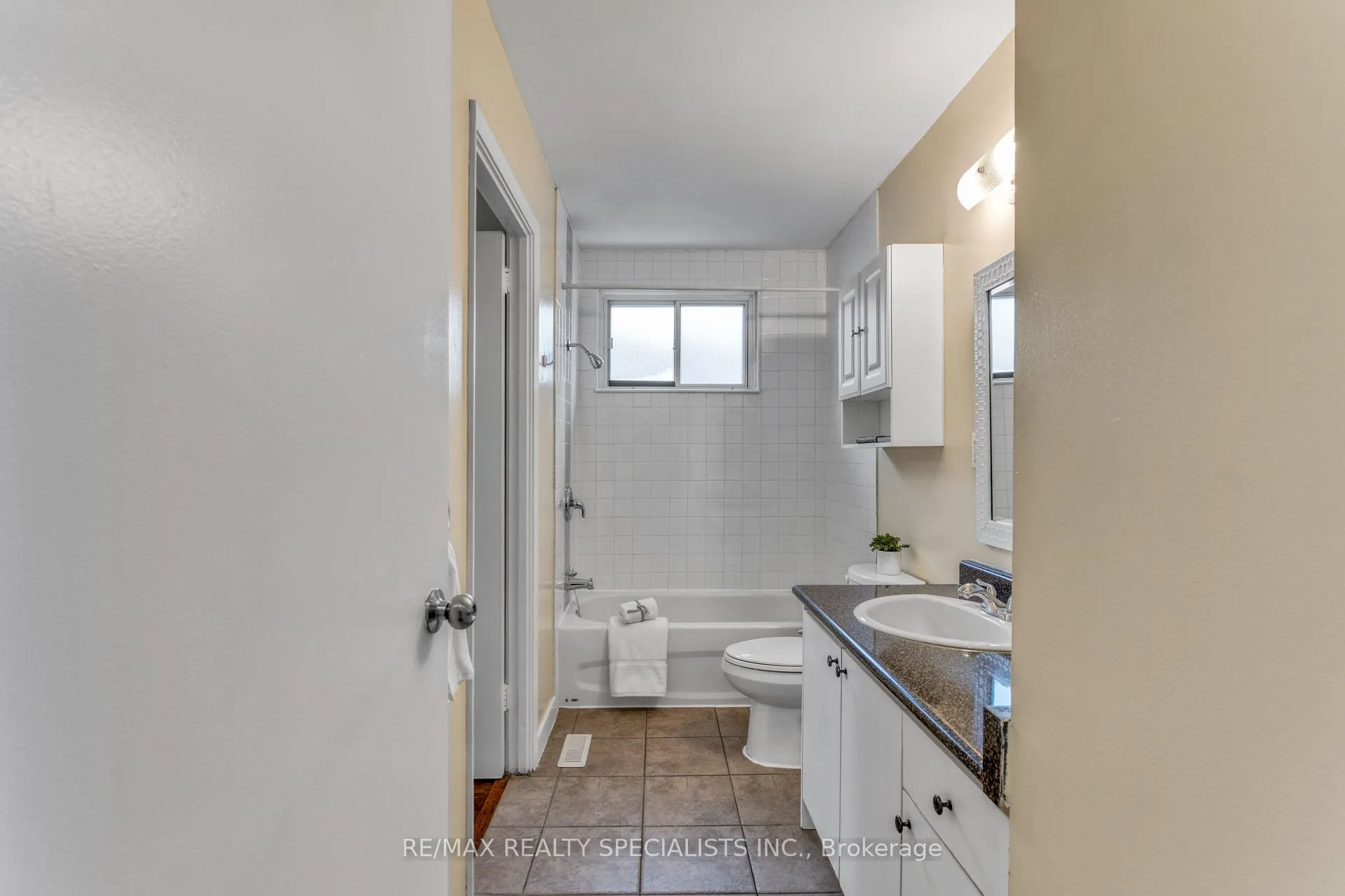 Photo 25 of 198 Folkstone Crescent, Brampton, Southgate — HOMEH