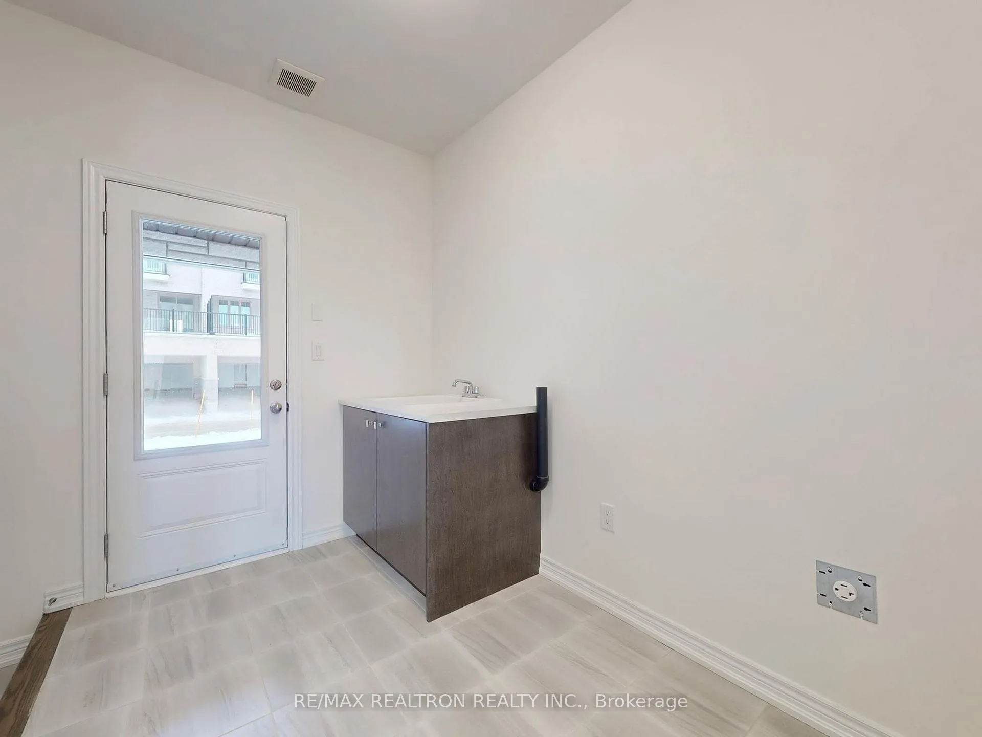 Photo 11 of 153 Berczy Green Drive, Markham, Rural Markham — HOMEH