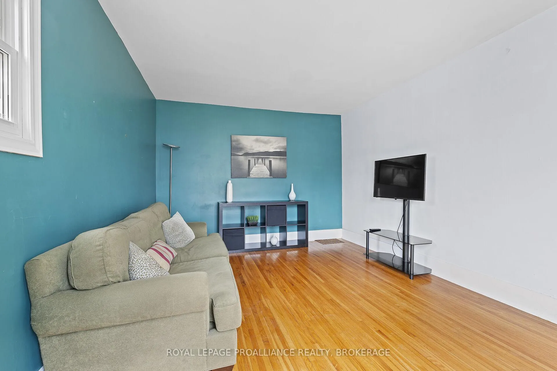 Photo 8 of 20 Drayton Avenue, Kingston, East of Sir John A. Blvd — HOMEH