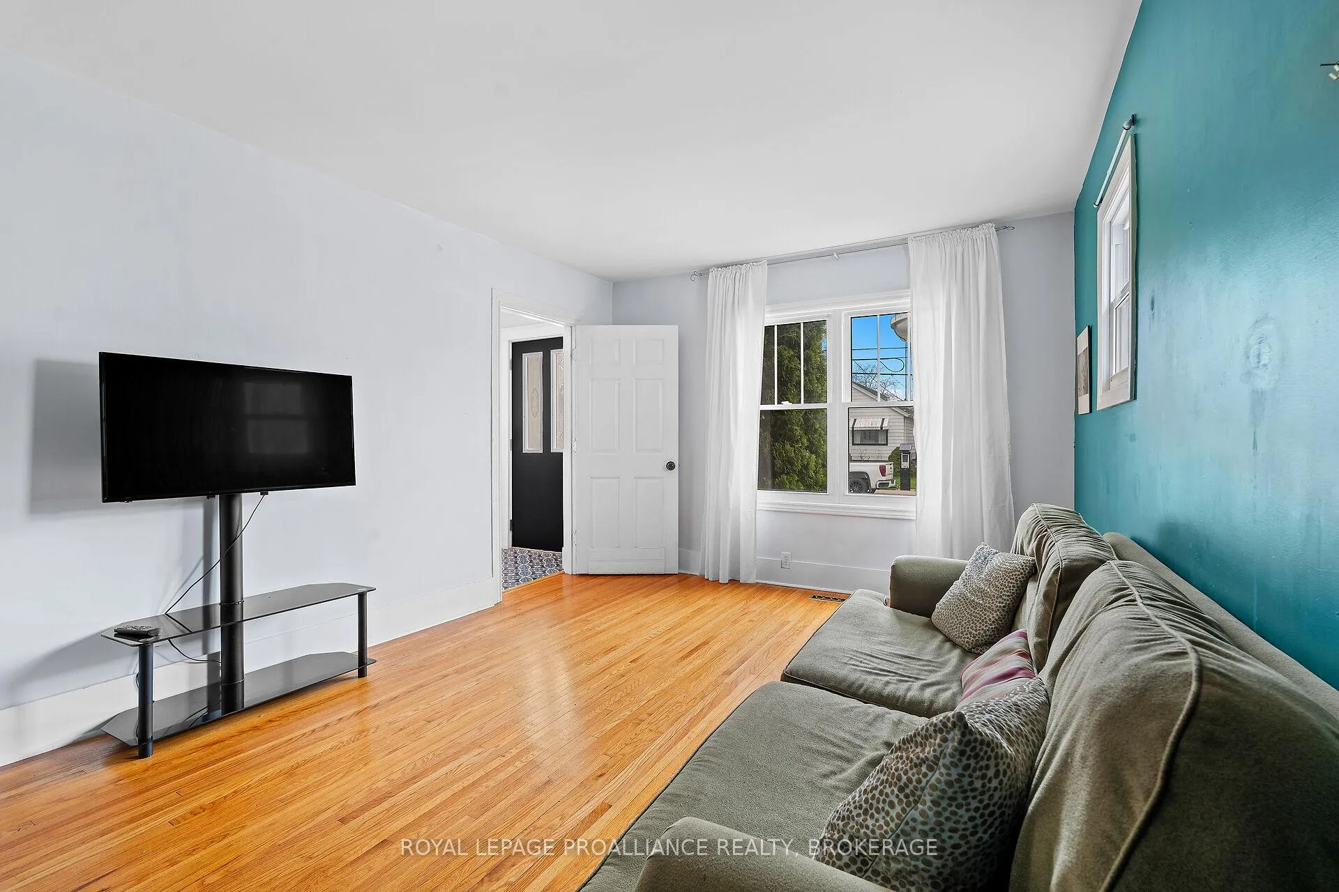 Photo 9 of 20 Drayton Avenue, Kingston, East of Sir John A. Blvd — HOMEH