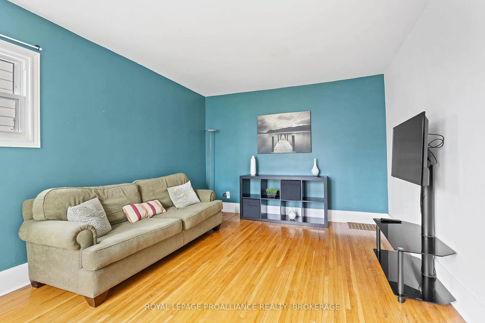 Photo 10 of 20 Drayton Avenue, Kingston, East of Sir John A. Blvd — HOMEH