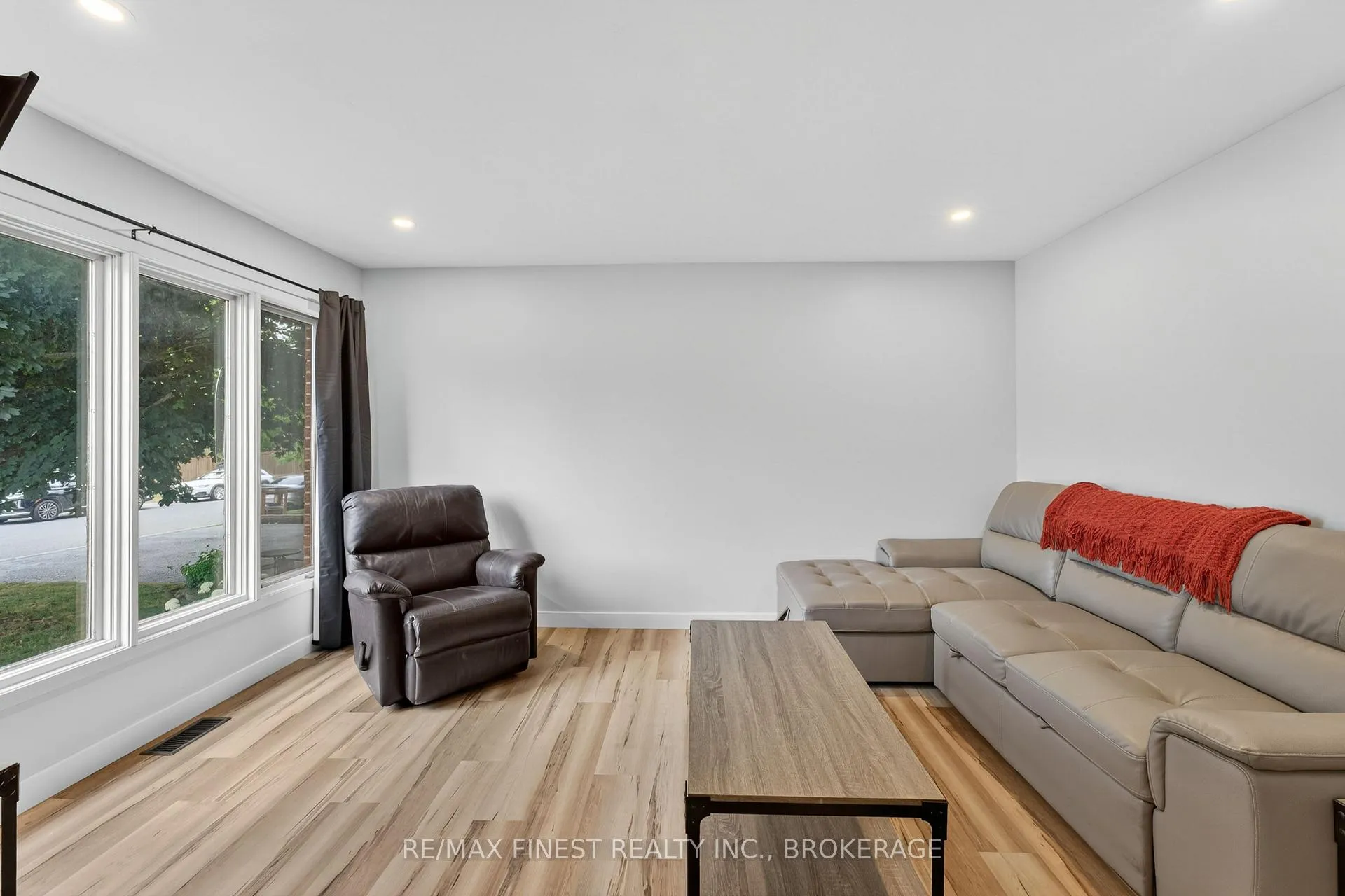 Photo 4 of 937 Purcell Crescent, Kingston, North of Taylor-Kidd Blvd — HOMEH