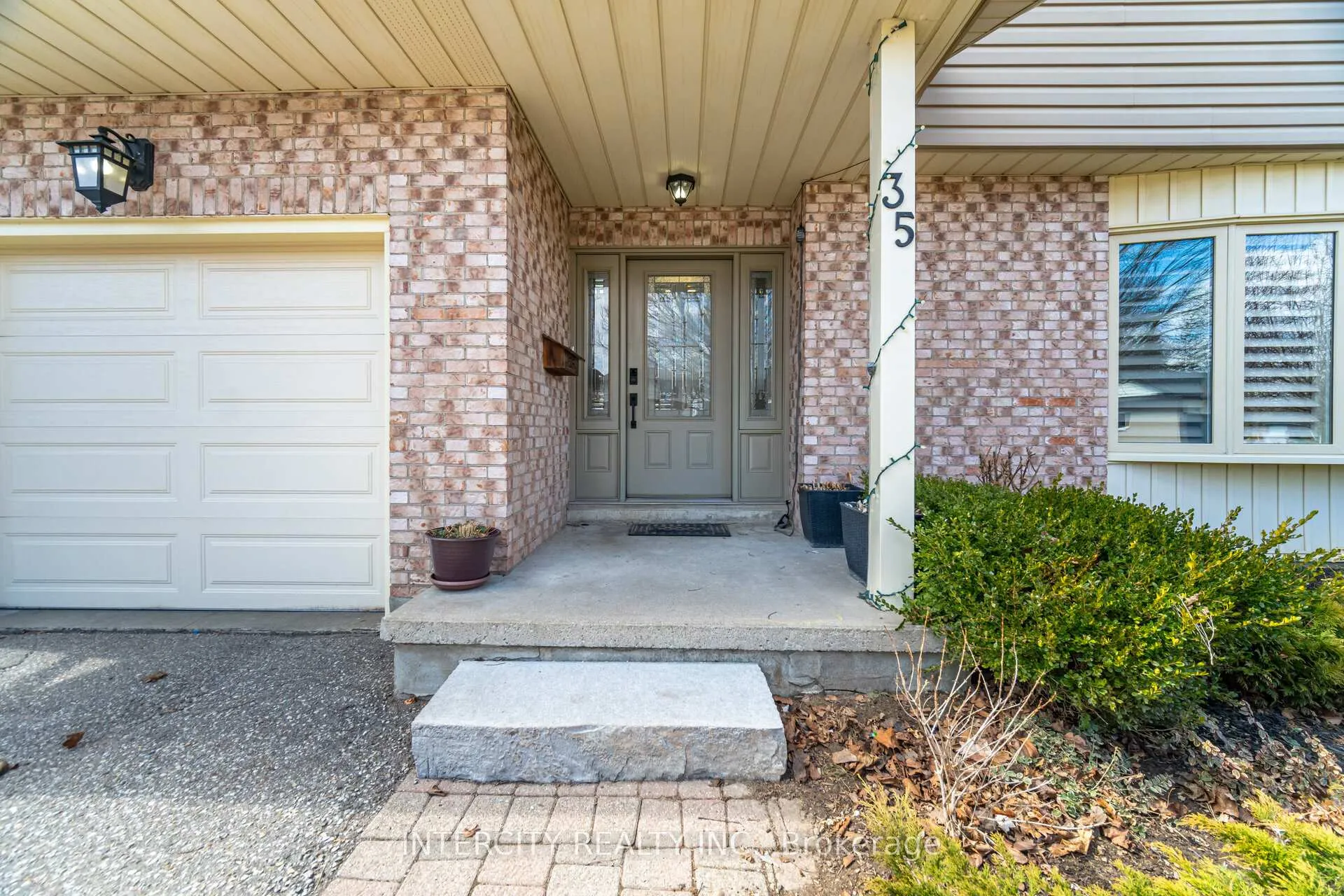 Photo 4 of 35 Lower Canada Crescent, Kitchener — HOMEH