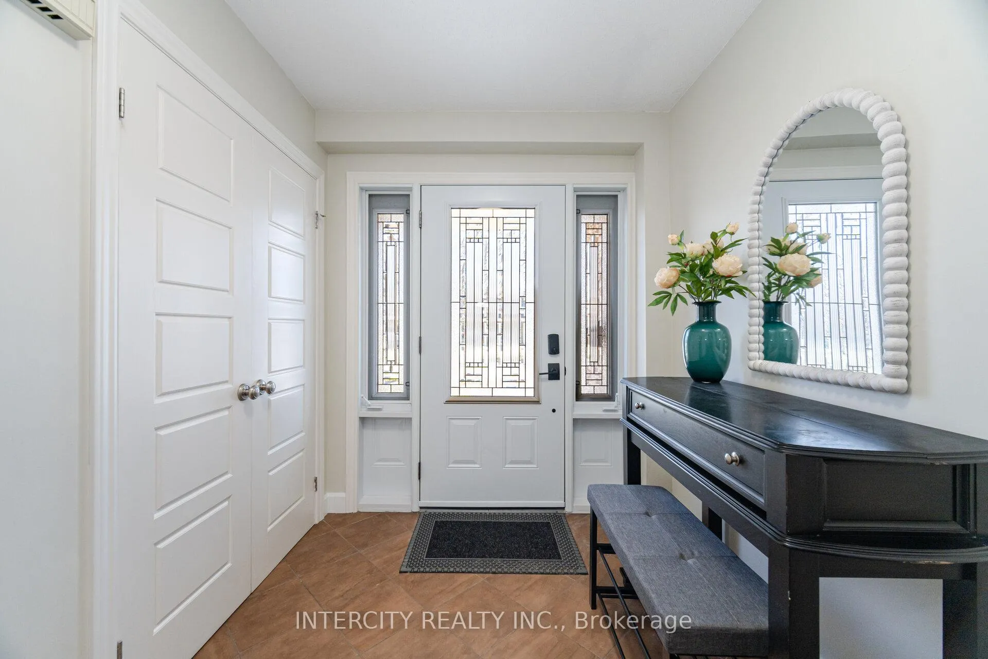 Photo 5 of 35 Lower Canada Crescent, Kitchener — HOMEH