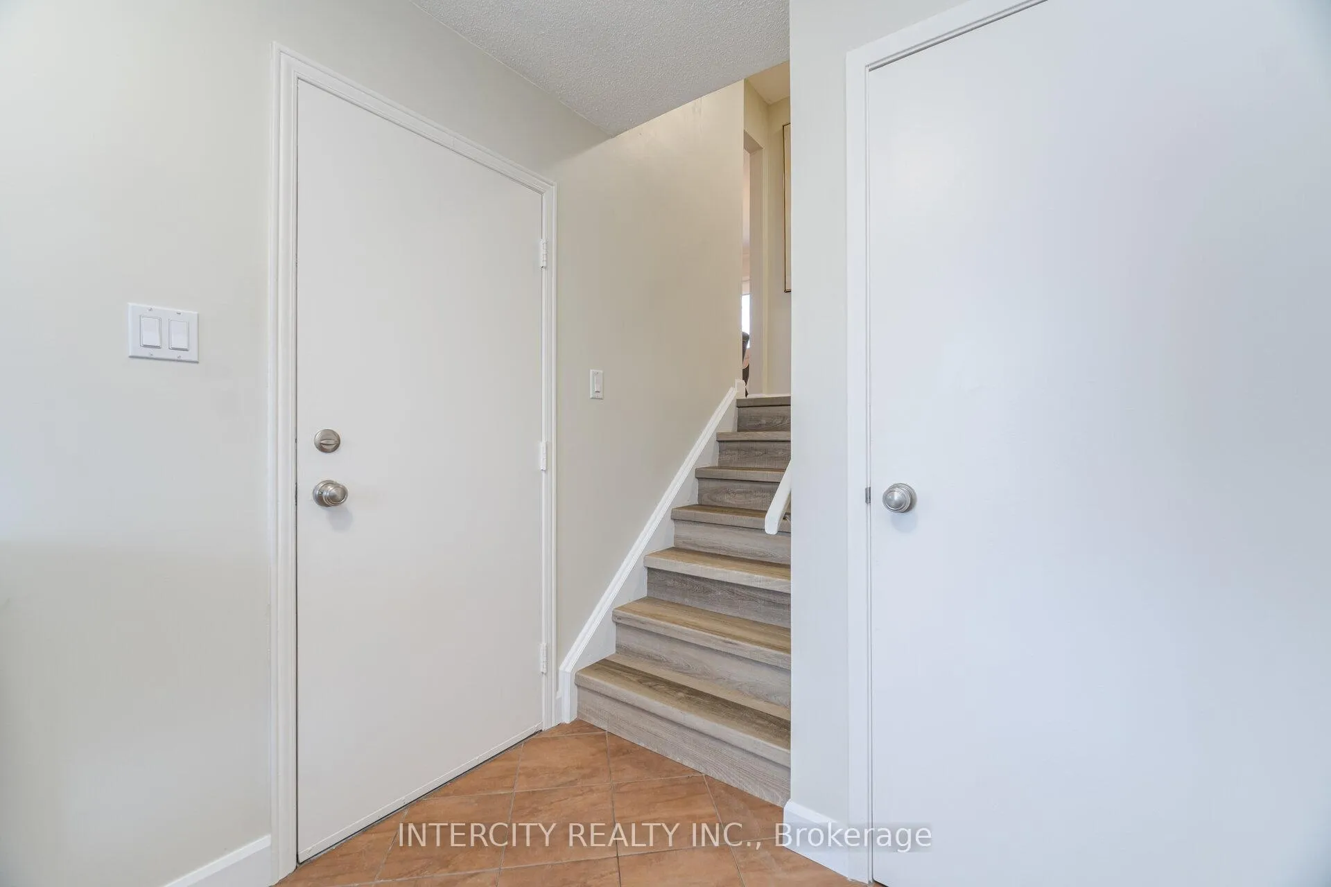 Photo 10 of 35 Lower Canada Crescent, Kitchener — HOMEH