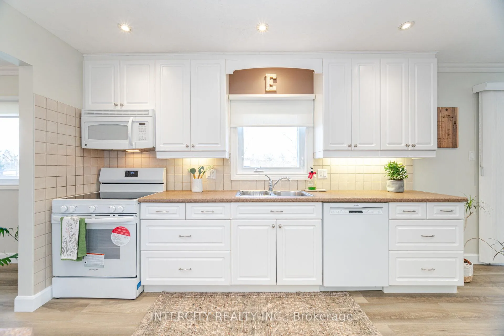 Photo 16 of 35 Lower Canada Crescent, Kitchener — HOMEH