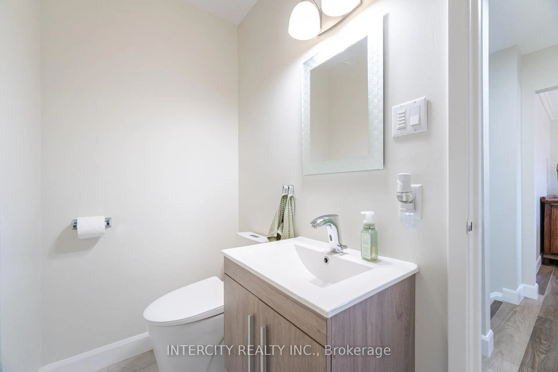 Photo 21 of 35 Lower Canada Crescent, Kitchener — HOMEH