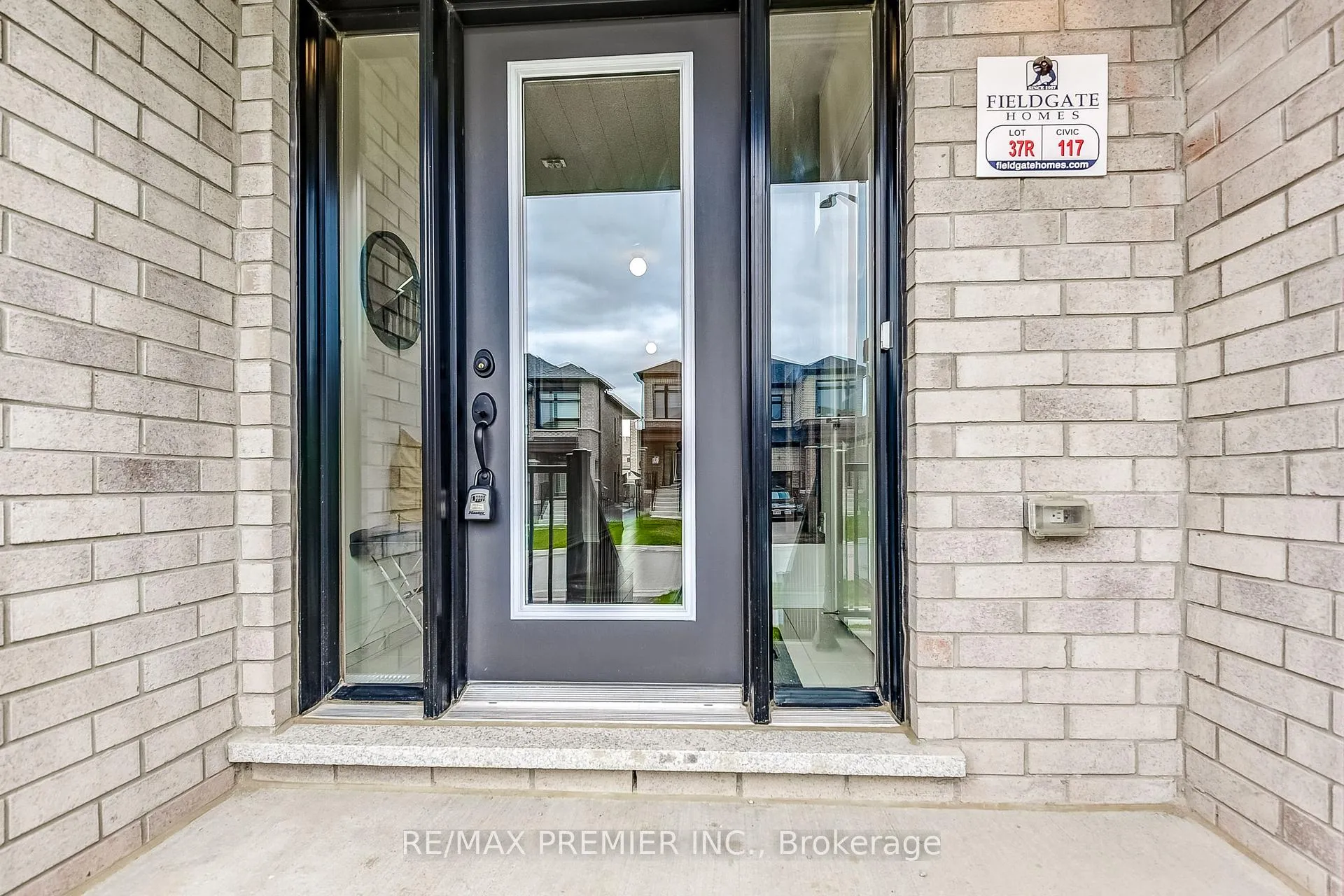Photo 4 of 117 Armilia Place, Whitby, Rural Whitby — HOMEH